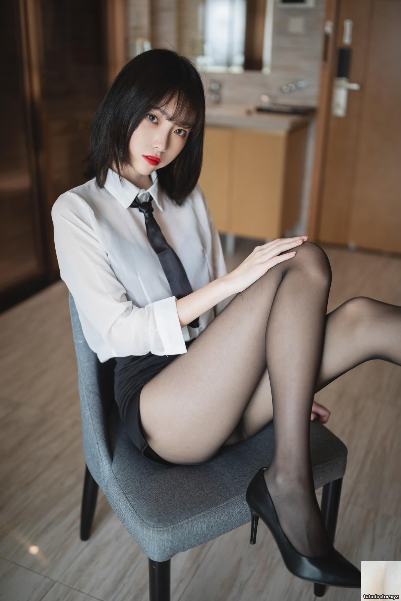 Xu Lans private collection of black underwear in LANs Black Silk · photo 7 of 41