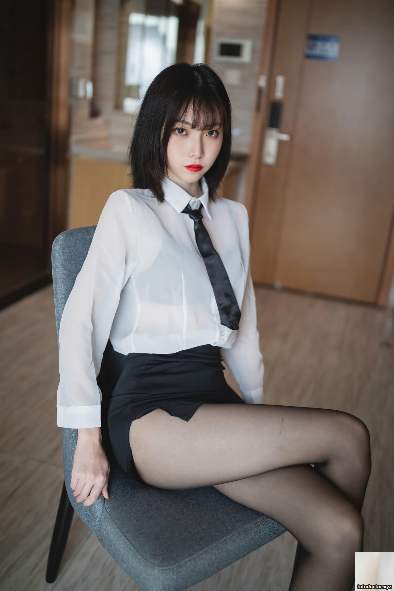 Xu Lans private collection of black underwear in LANs Black Silk · photo 12 of 41