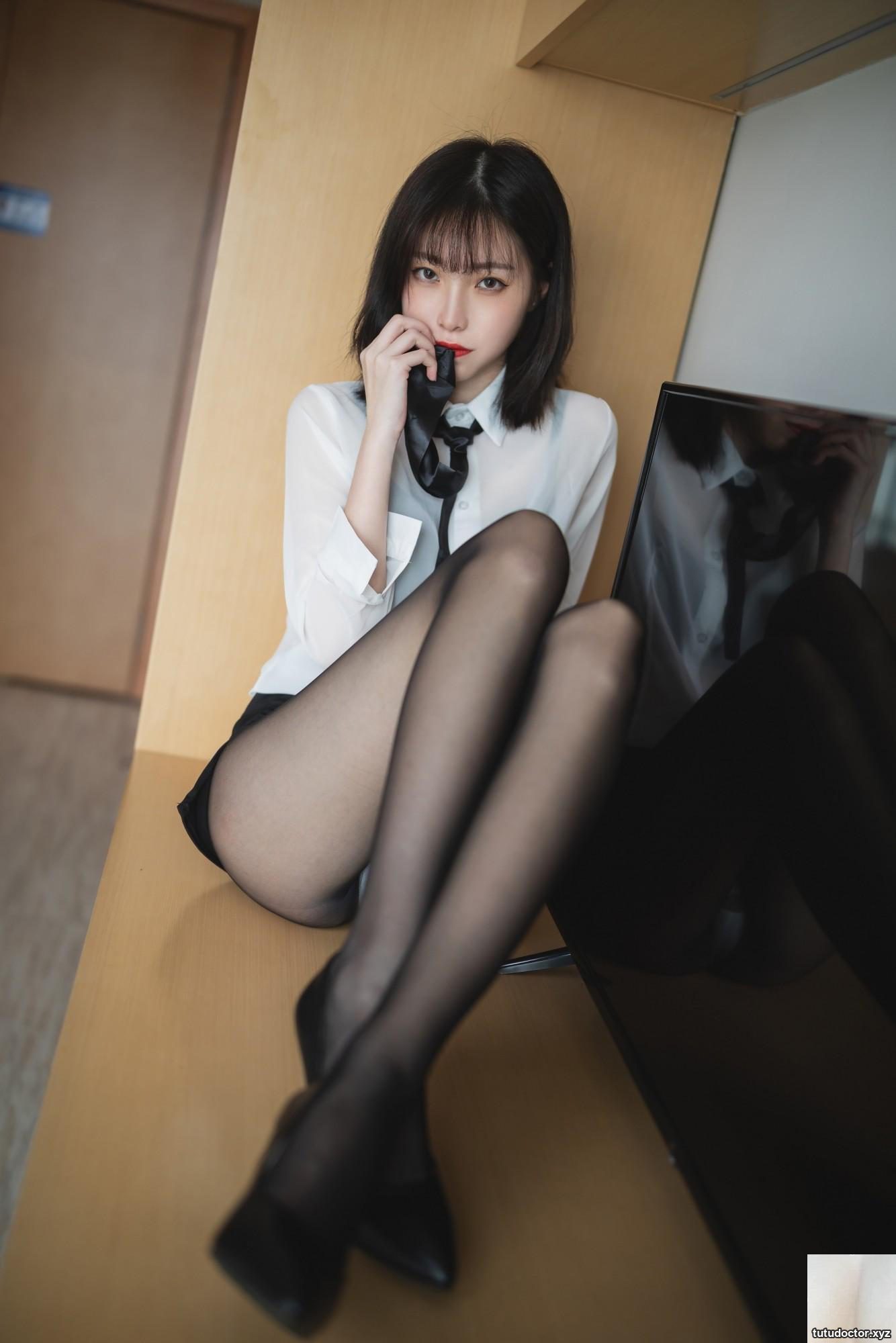 Xu Lans private collection of black underwear in LANs Black Silk · photo 14 of 41