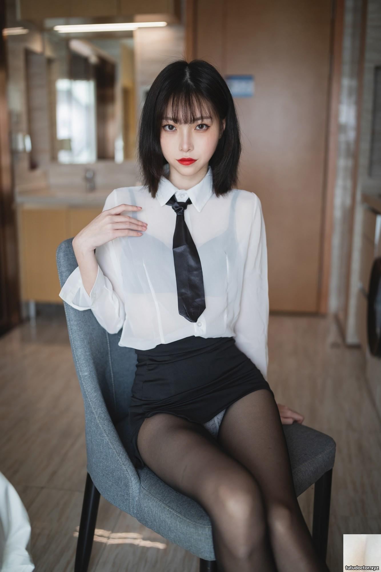 Xu Lans private collection of black underwear in LANs Black Silk · photo 23 of 41