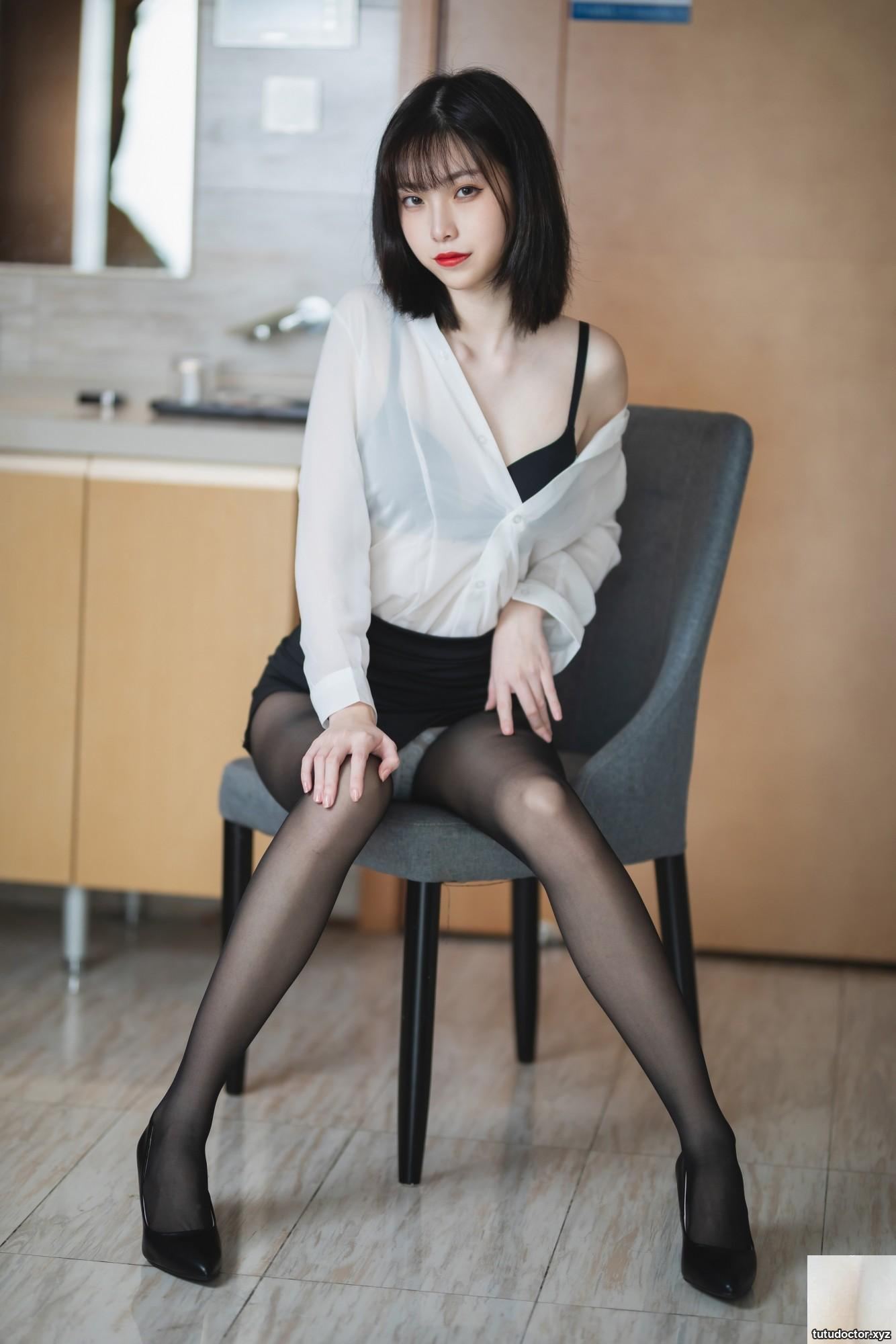 Xu Lans private collection of black underwear in LANs Black Silk · photo 24 of 41