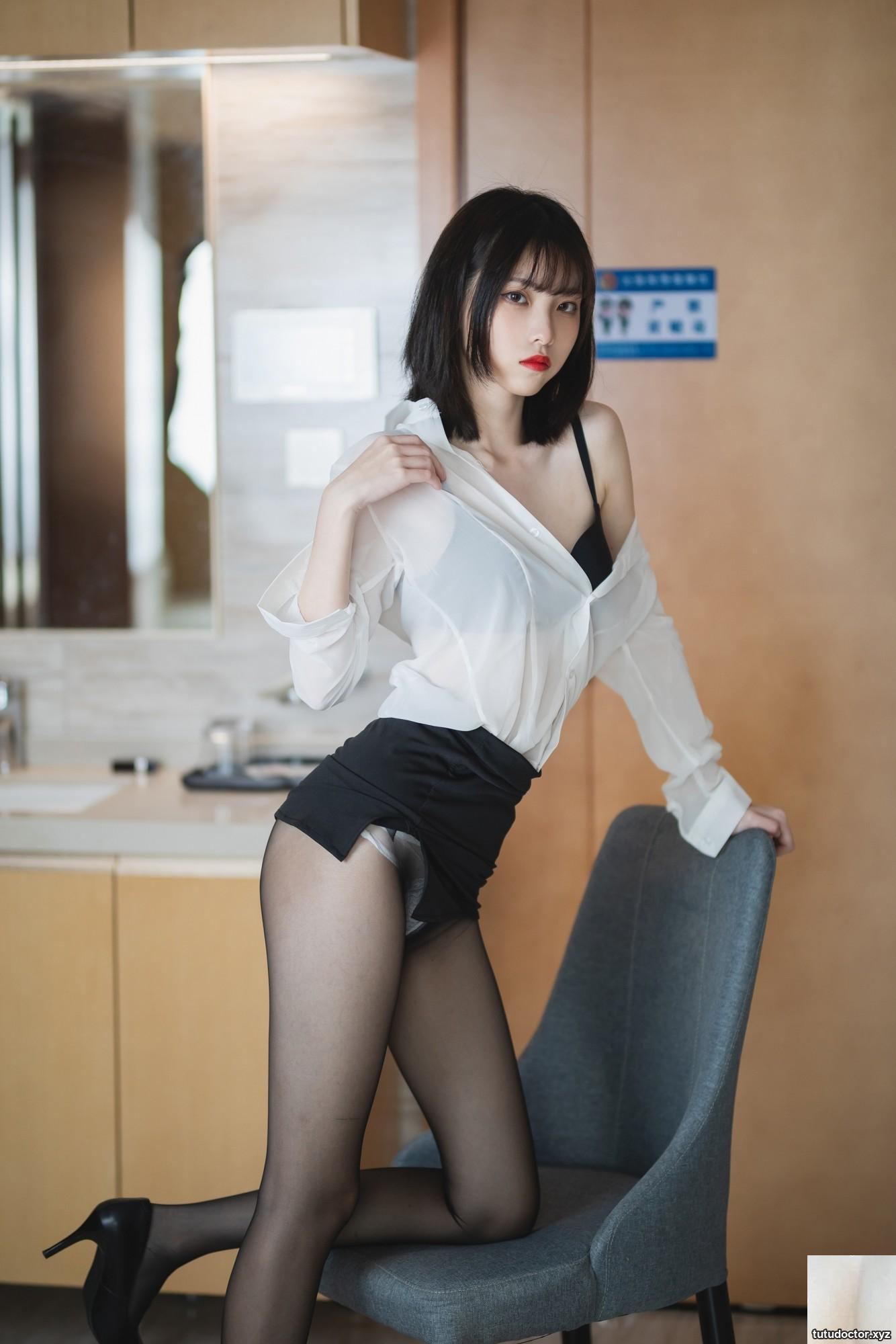 Xu Lans private collection of black underwear in LANs Black Silk · photo 27 of 41