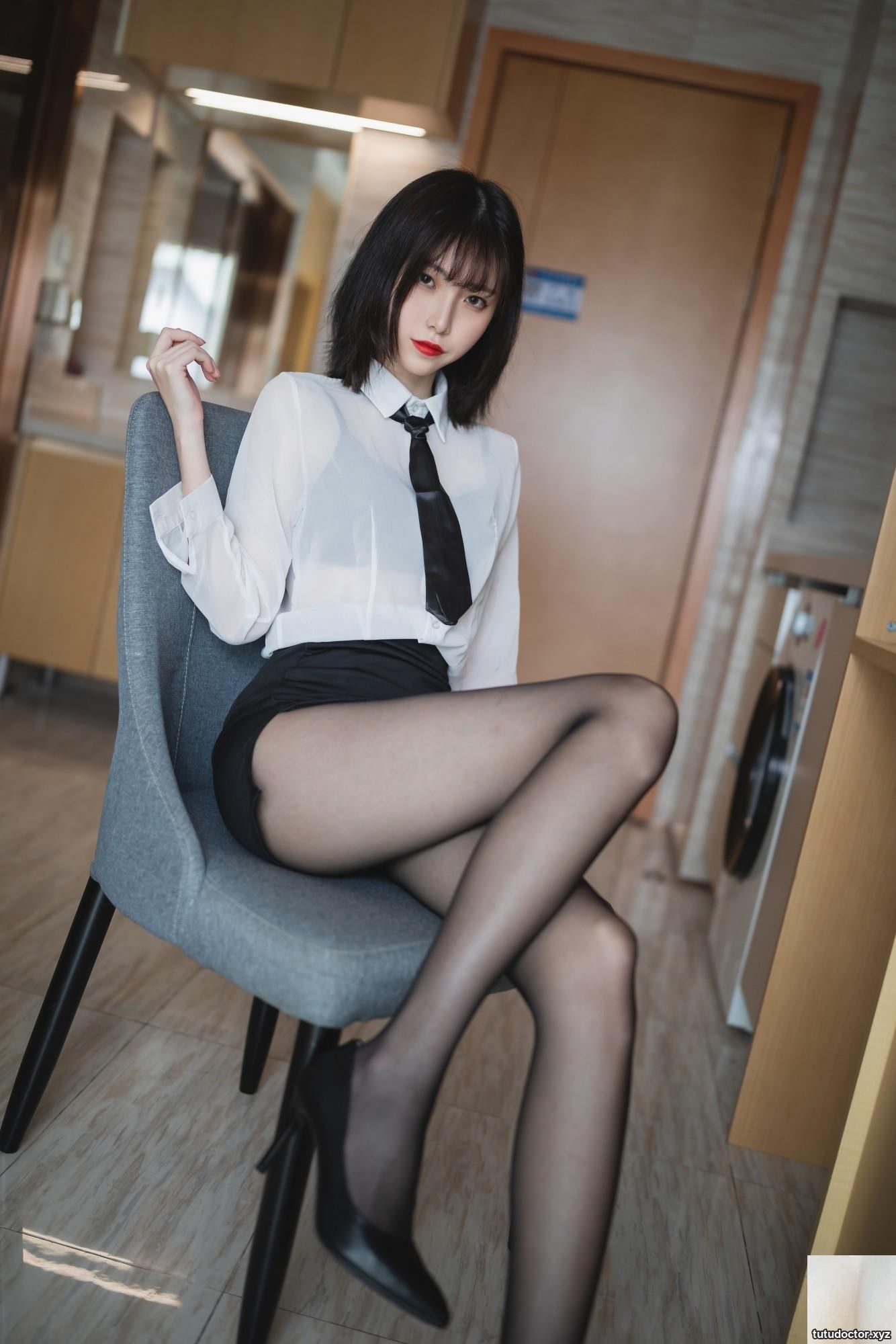 Xu Lans private collection of black underwear in LANs Black Silk · photo 34 of 41