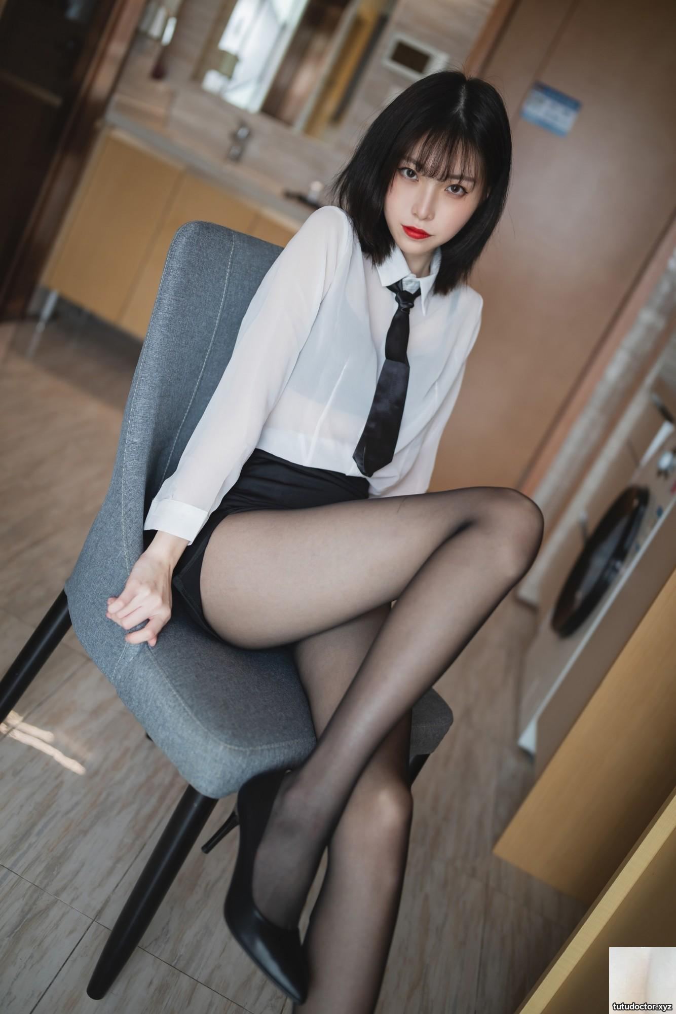 Xu Lans private collection of black underwear in LANs Black Silk · photo 38 of 41