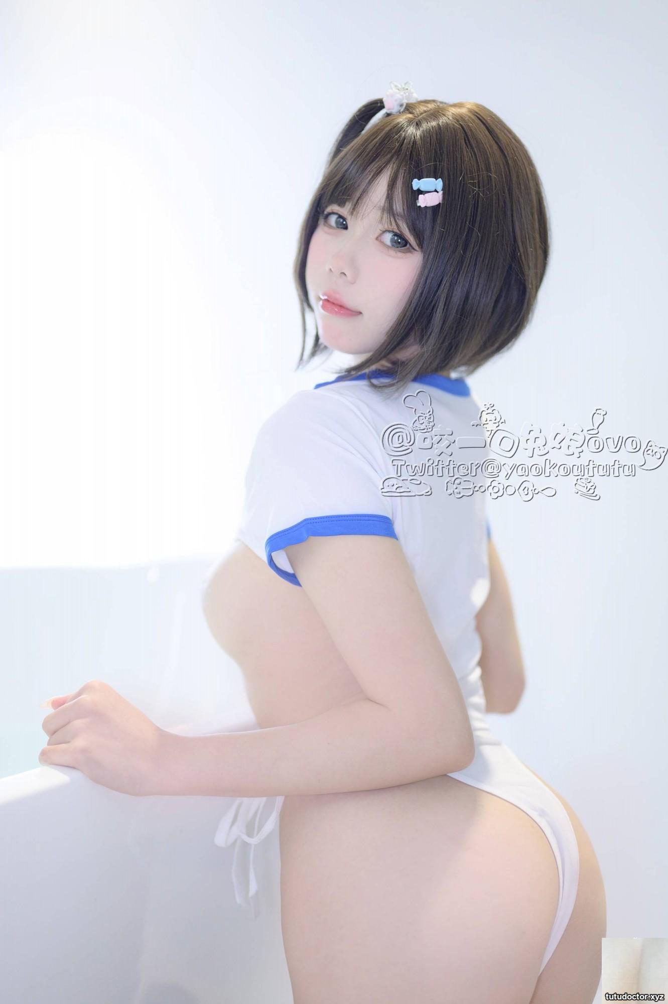 Welfare girl takes a bite of rabbit girl Pure White Desire Tank · photo 24 of 58