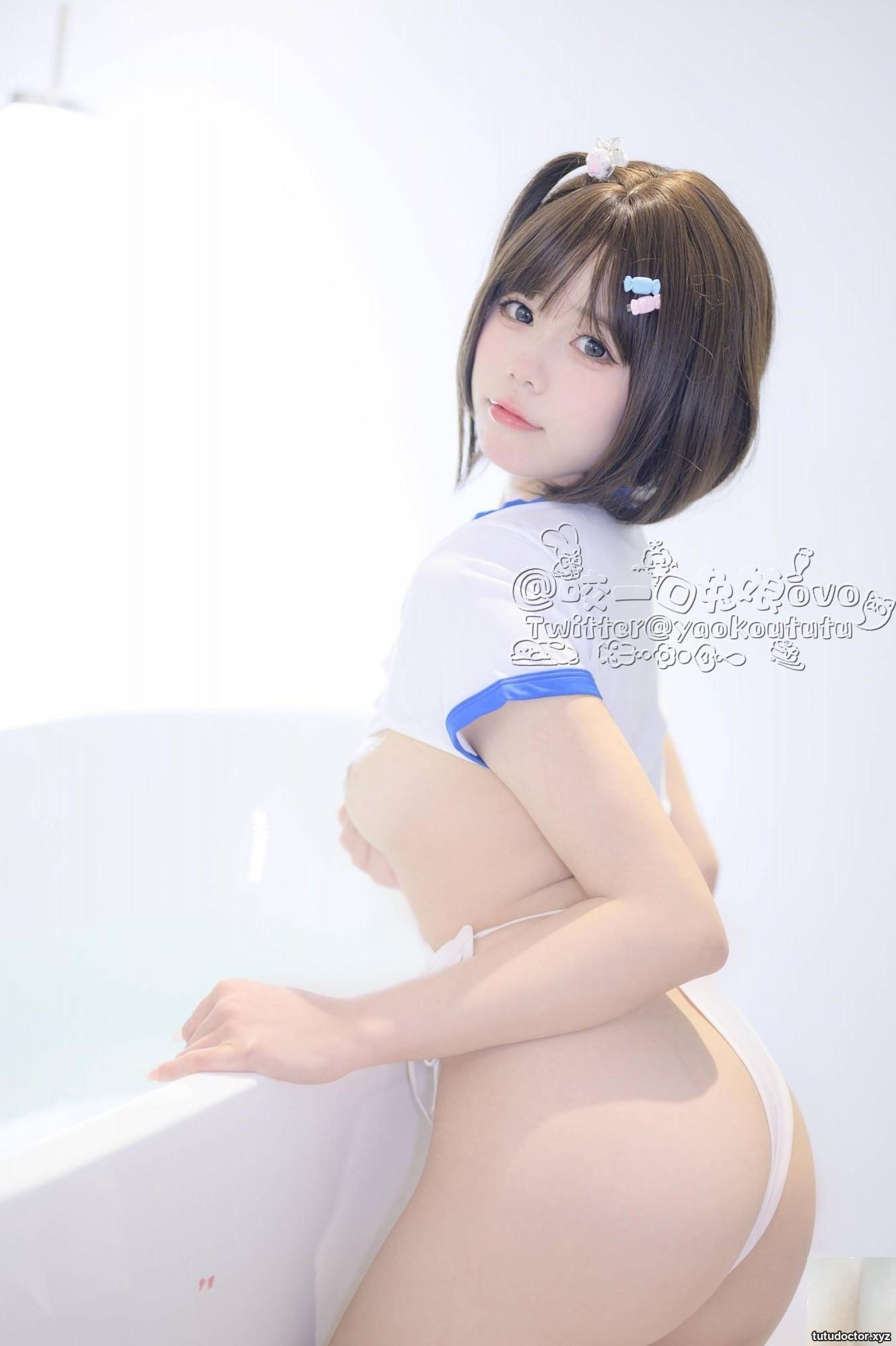 Welfare girl takes a bite of rabbit girl Pure White Desire Tank · photo 25 of 58