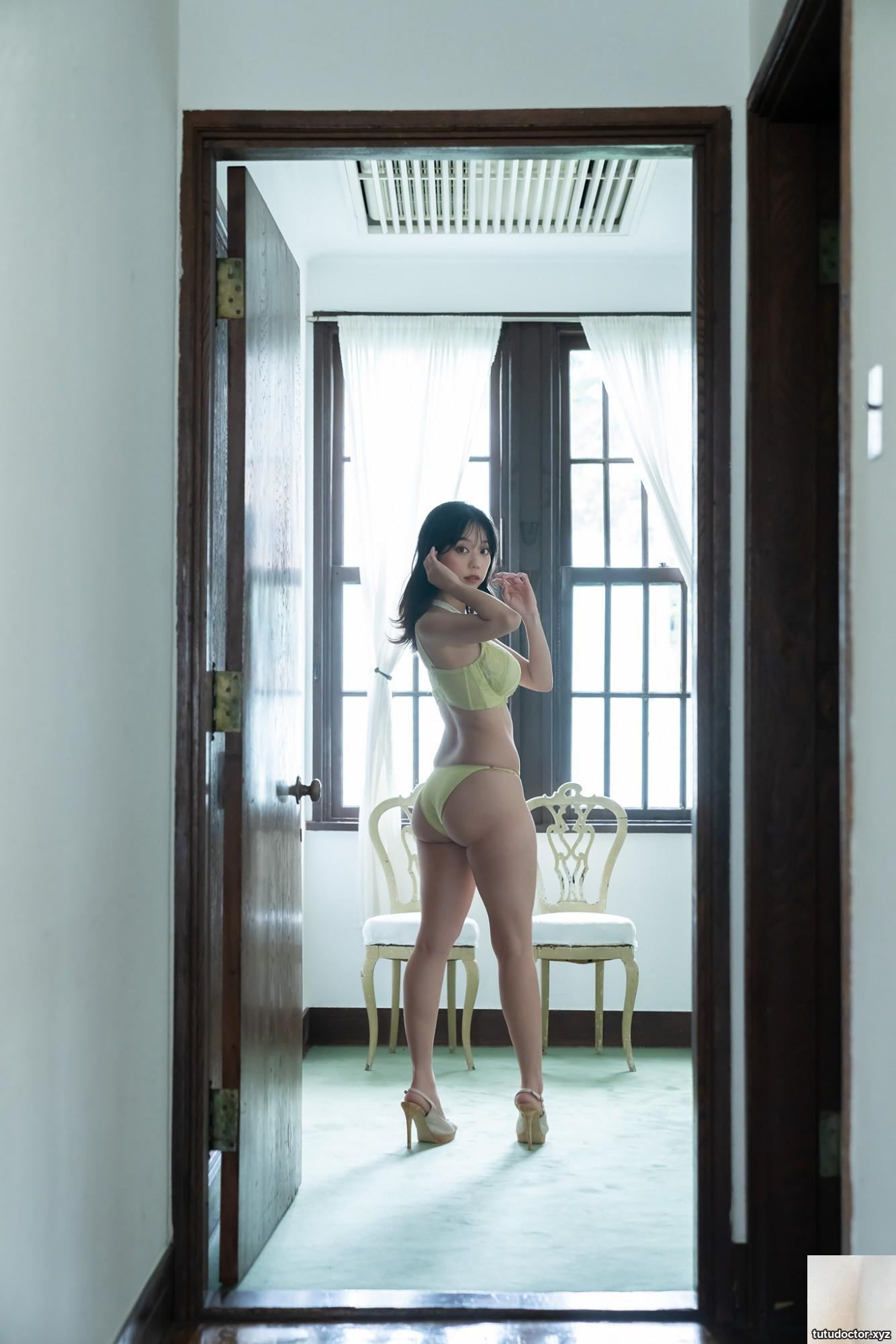 She has a perfect figure with golden proportions and looks very · photo 12 of 16