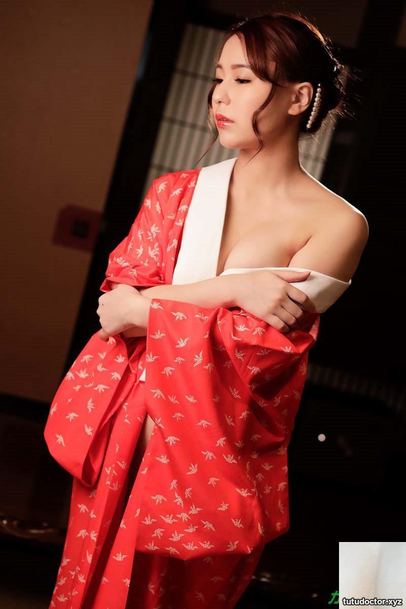 Japanese mom Miya Izumi sucks a tiny Asi