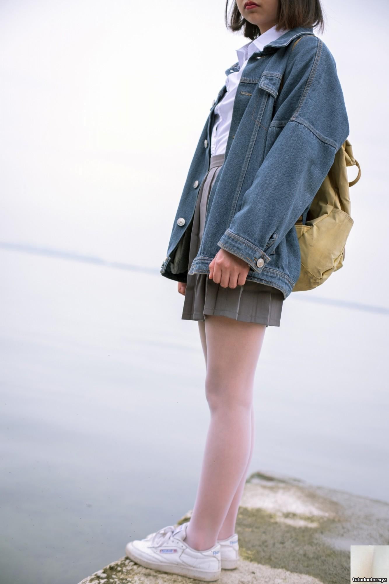 Outdoor photos of school girls · photo 4 of 85