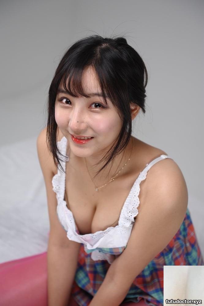 Korean Female Model · photo 6 of 37