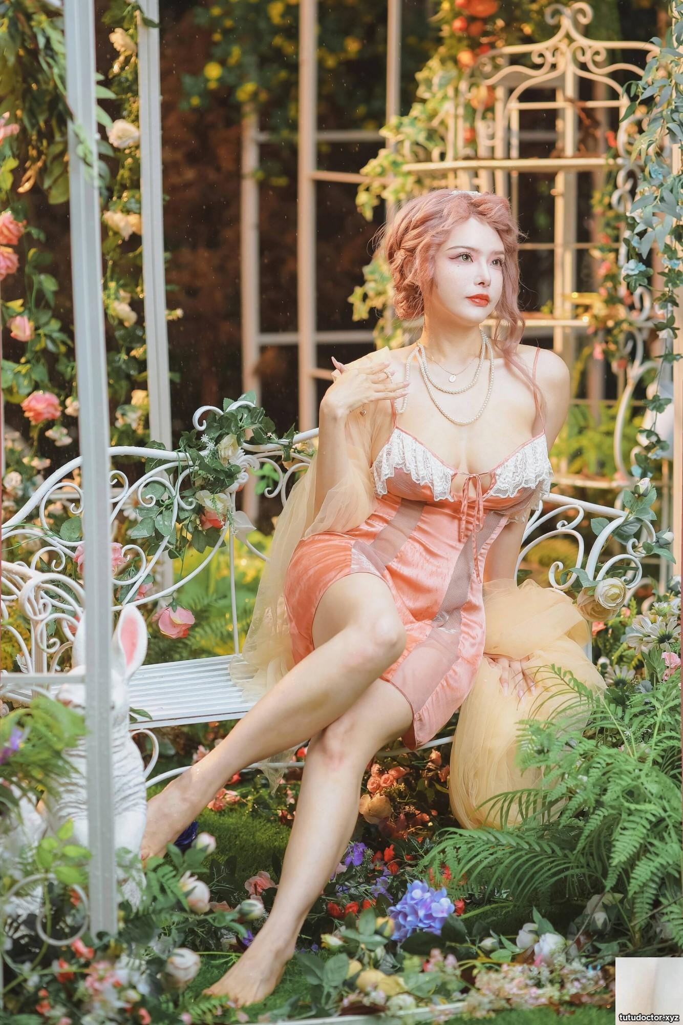 Welfare girl Qiu and Corgi Splashing in the Garden VIP exclusive · photo 65 of 67