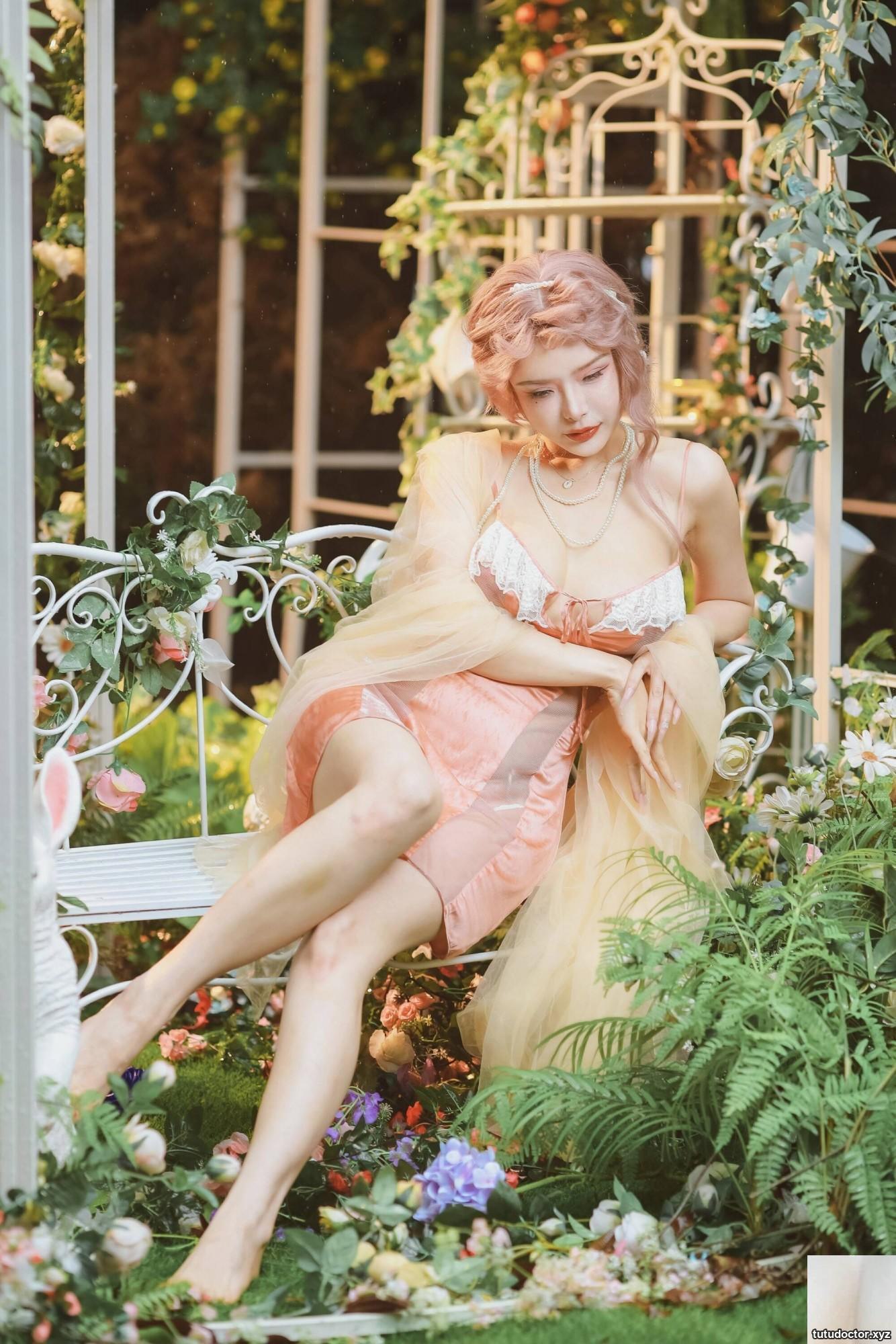 Welfare girl Qiu and Corgi Splashing in the Garden VIP exclusive · photo 66 of 67