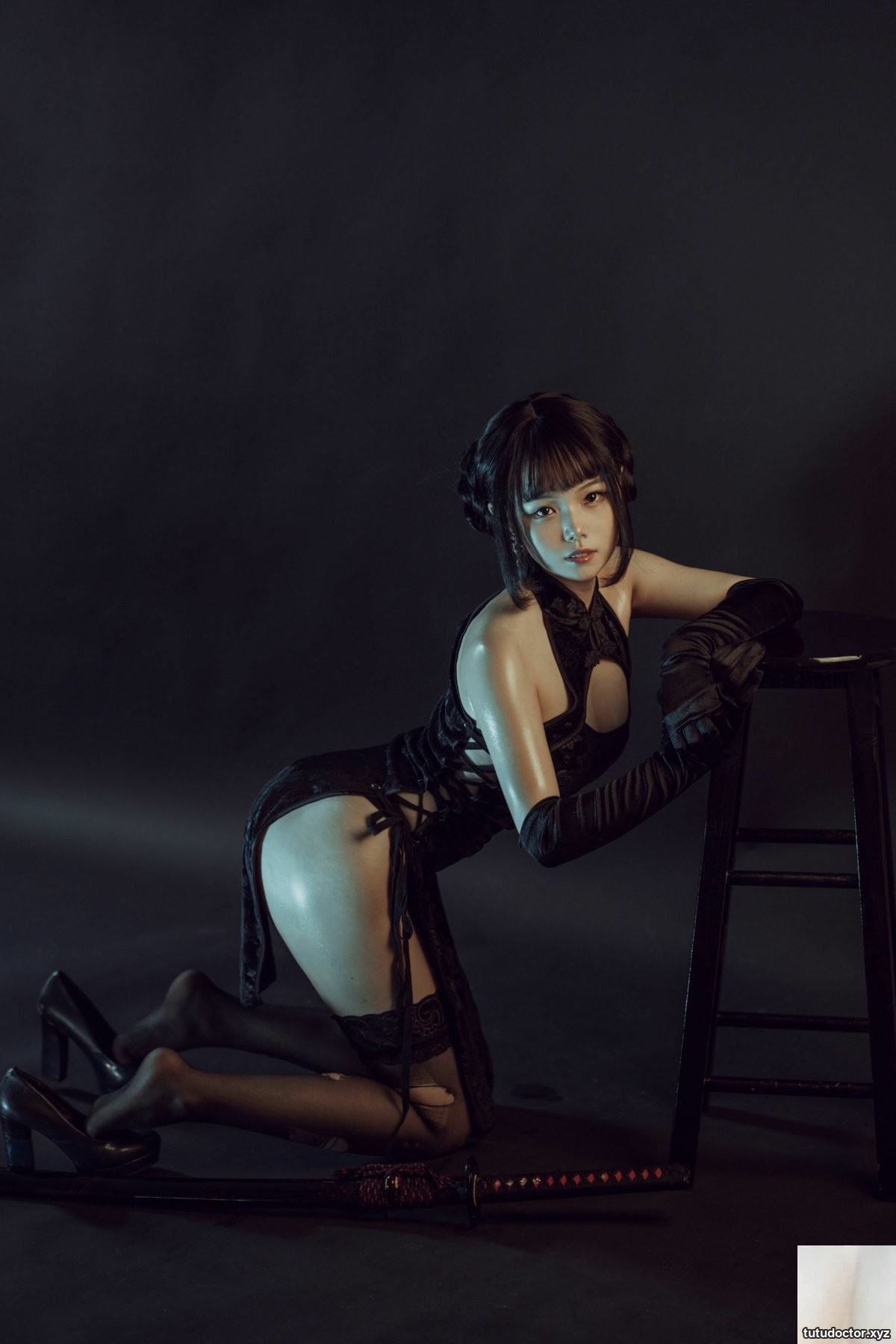 Qiyue Miaozi – black cheongsam · photo 2 of 32