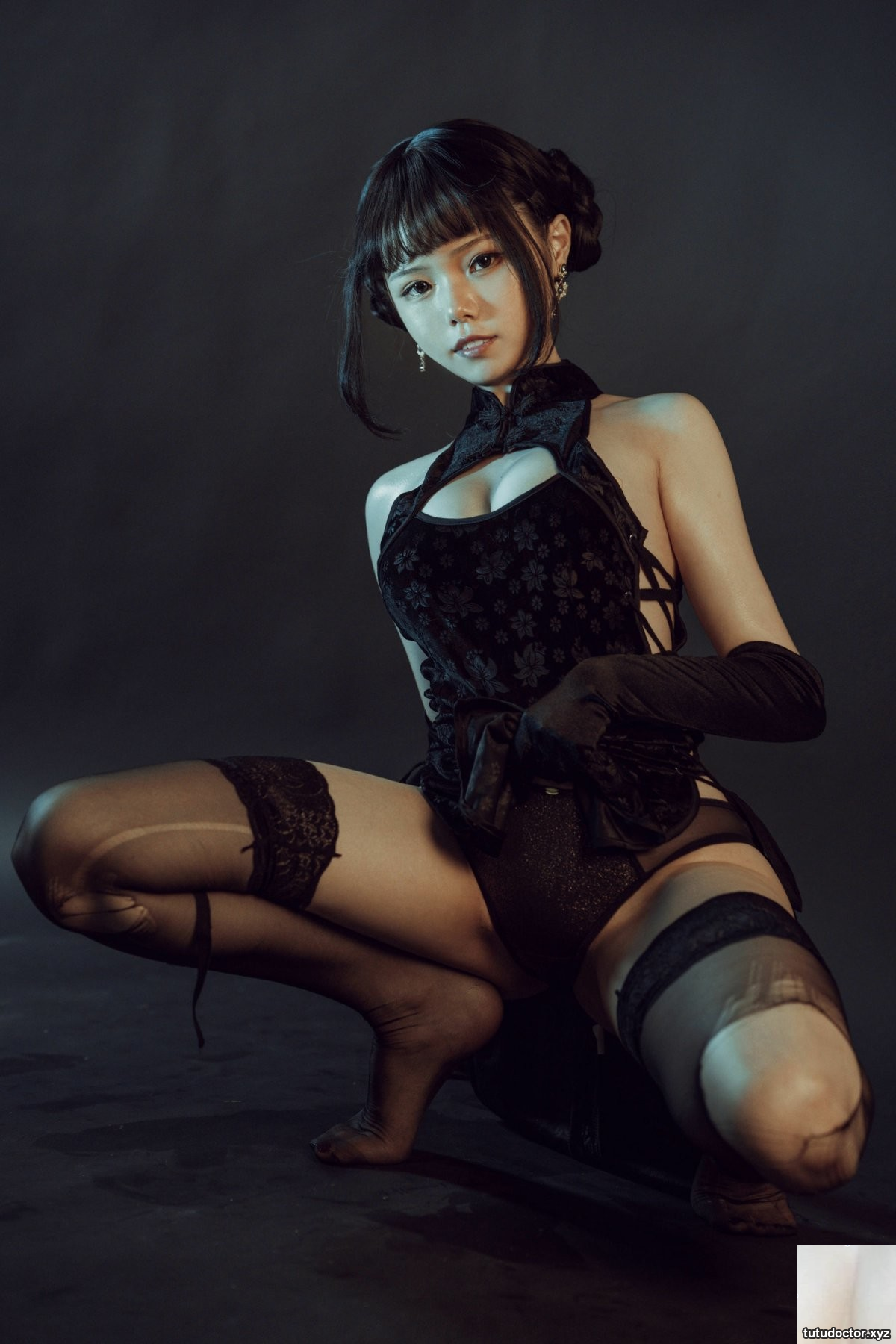 Qiyue Miaozi – black cheongsam · photo 3 of 32