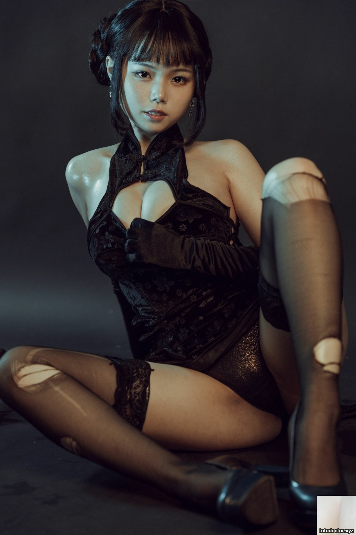 Qiyue Miaozi – black cheongsam · photo 7 of 32