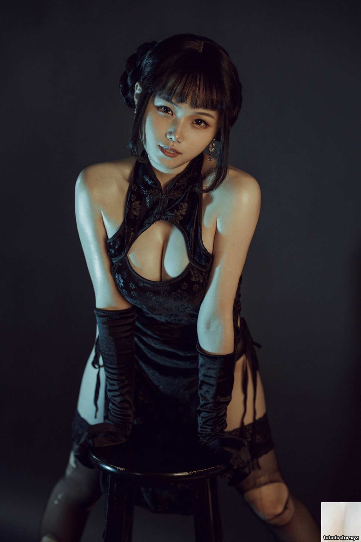 Qiyue Miaozi – black cheongsam · photo 9 of 32