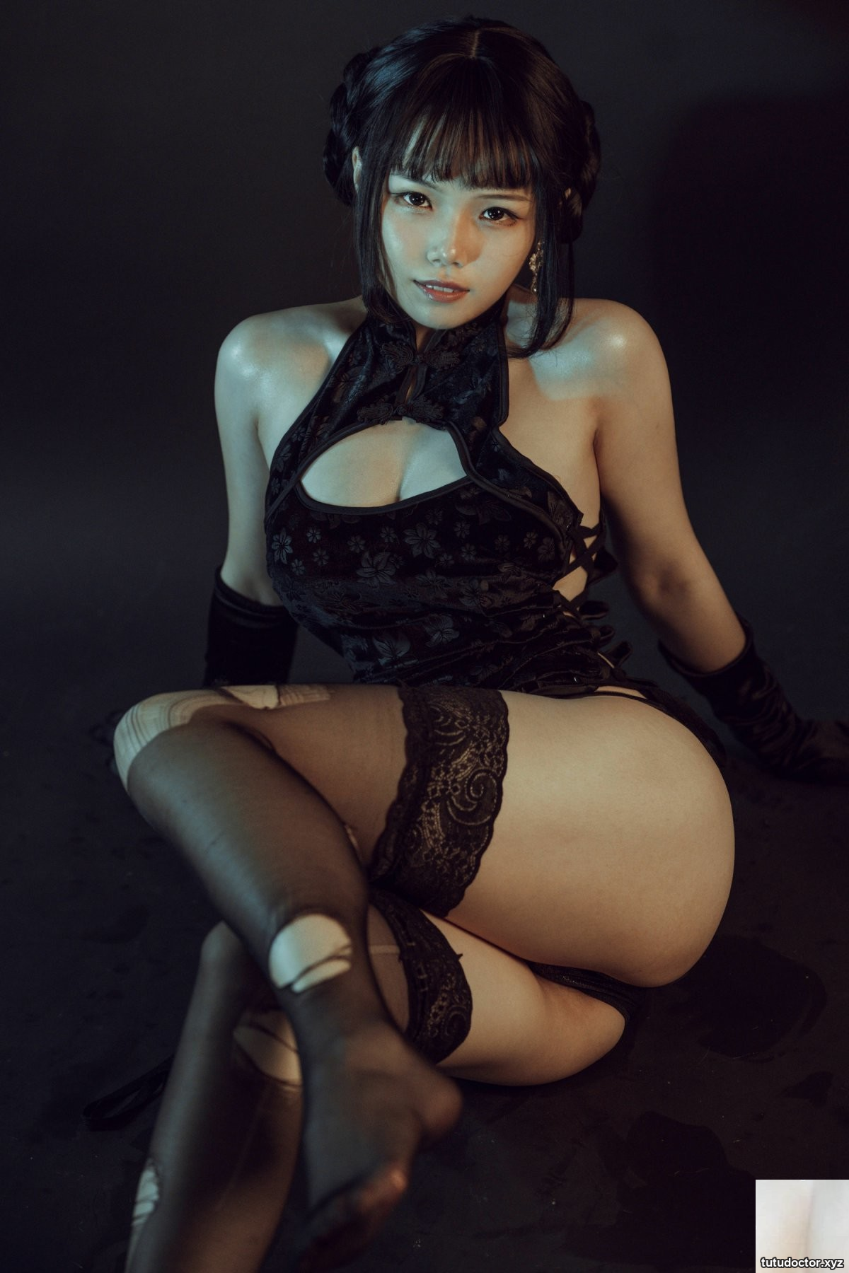 Qiyue Miaozi – black cheongsam · photo 17 of 32