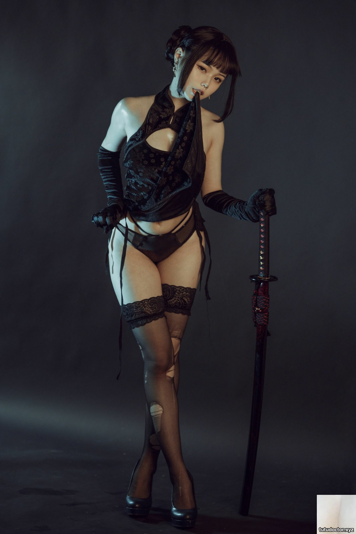 Qiyue Miaozi – black cheongsam · photo 20 of 32