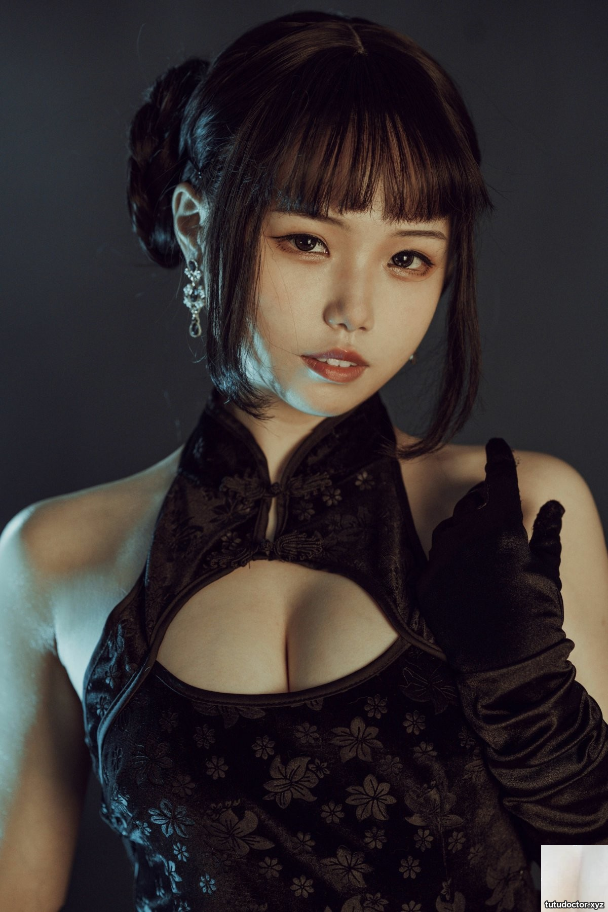 Qiyue Miaozi – black cheongsam · photo 31 of 32