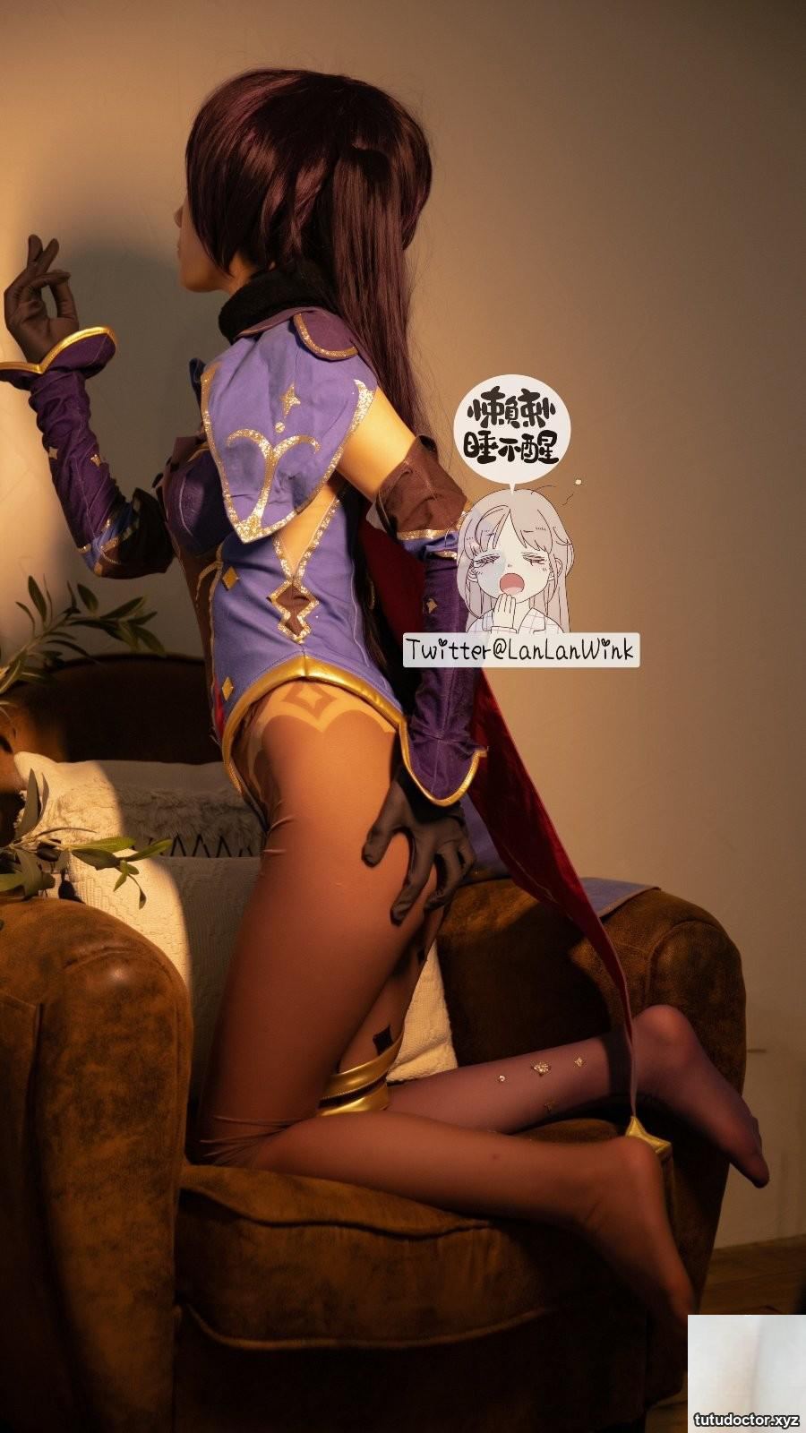 Lazy and sleepy – Mona, a pub striptease girl · photo 25 of 73