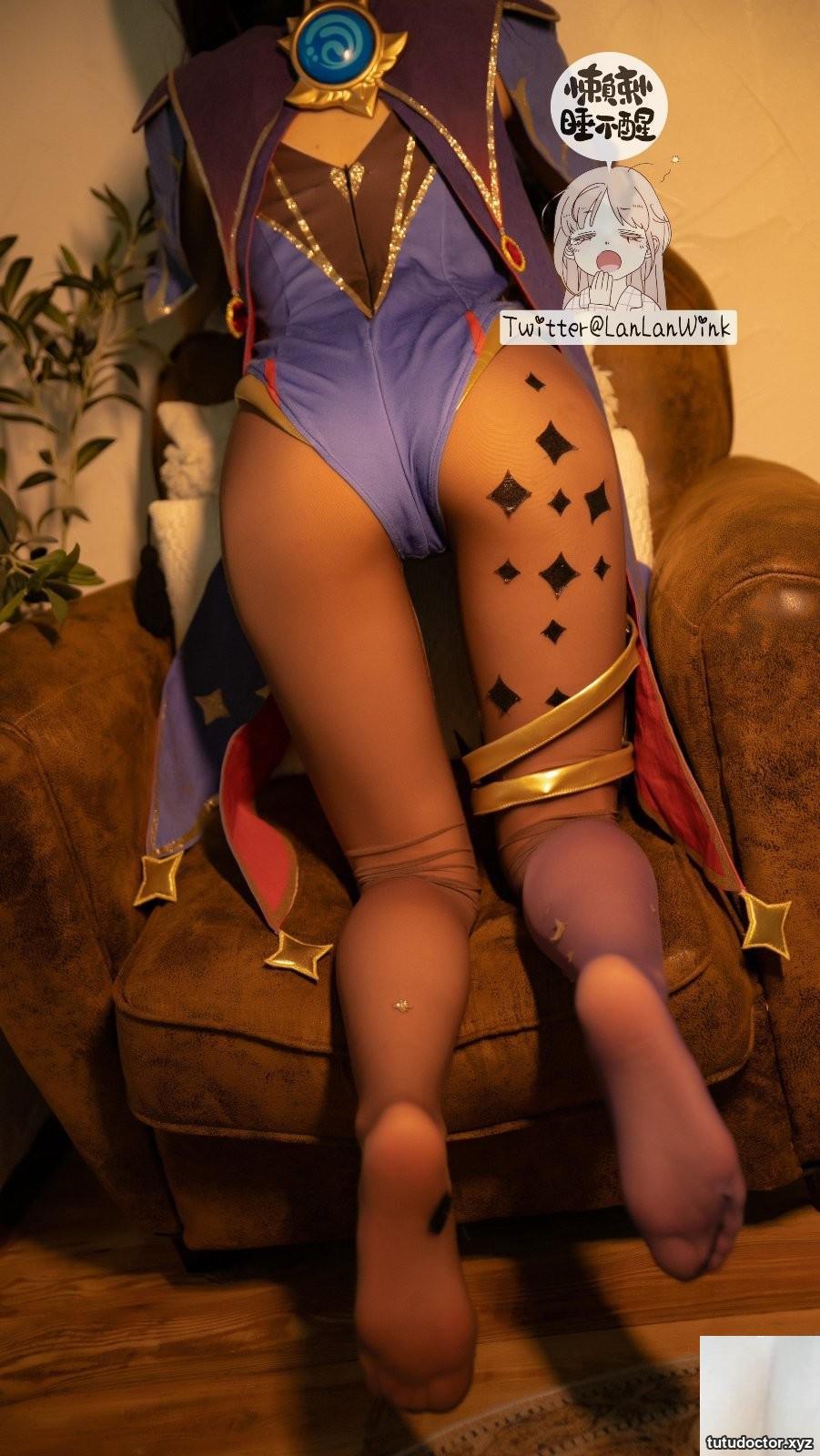 Lazy and sleepy – Mona, a pub striptease girl · photo 29 of 73