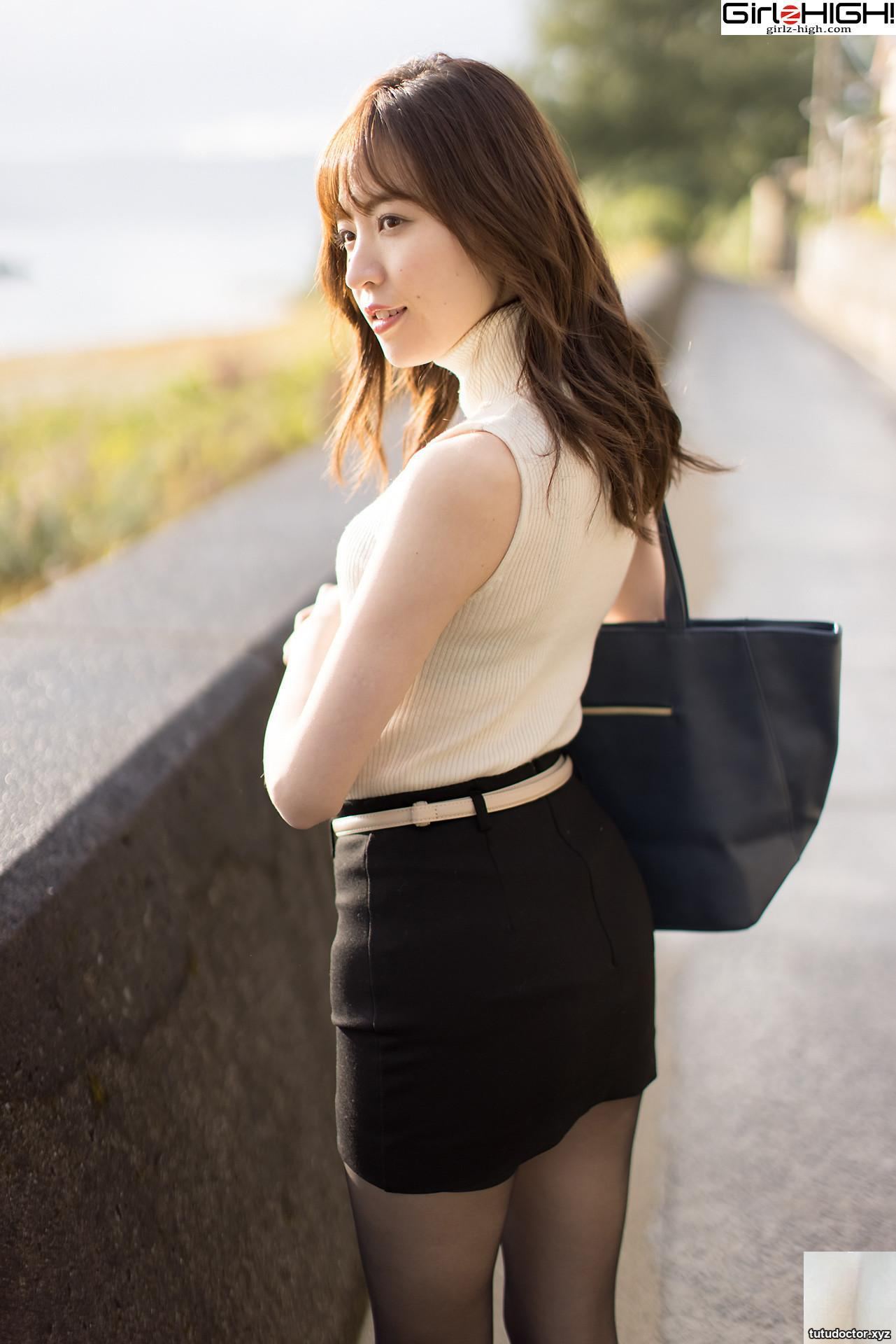 The temperamental beauty is seductive and the black stockings · photo 2 of 41