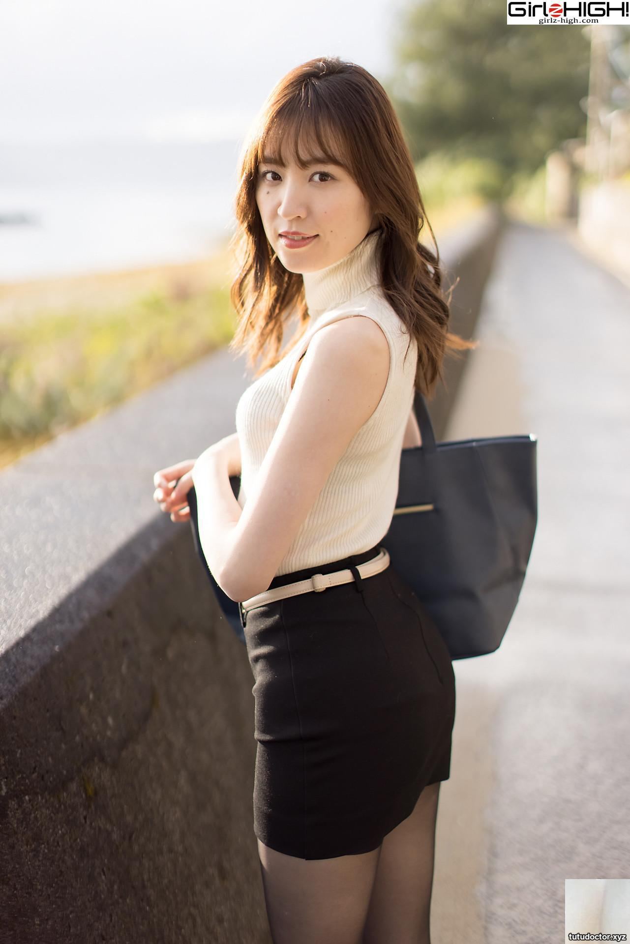 The temperamental beauty is seductive and the black stockings · photo 3 of 41
