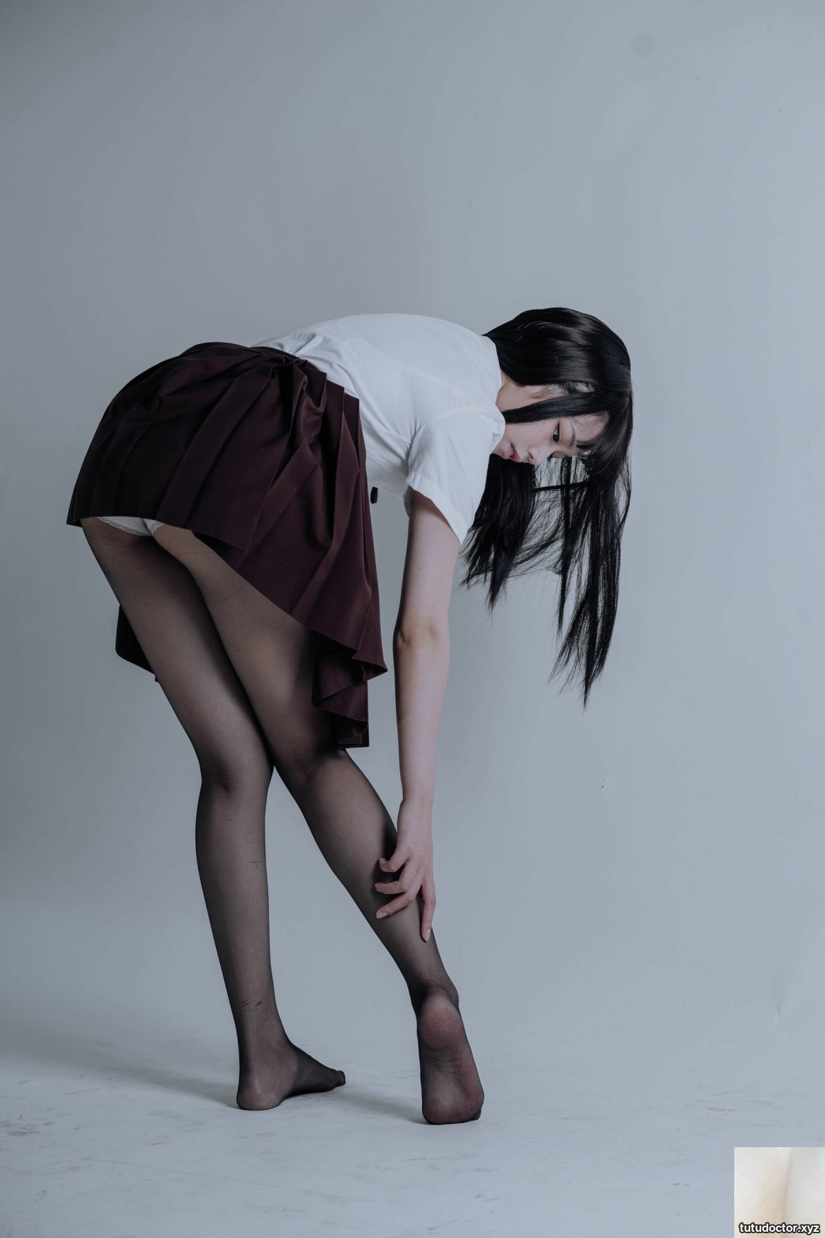 Qiyue Miaozi – Miniskirt and black stockings · photo 2 of 29