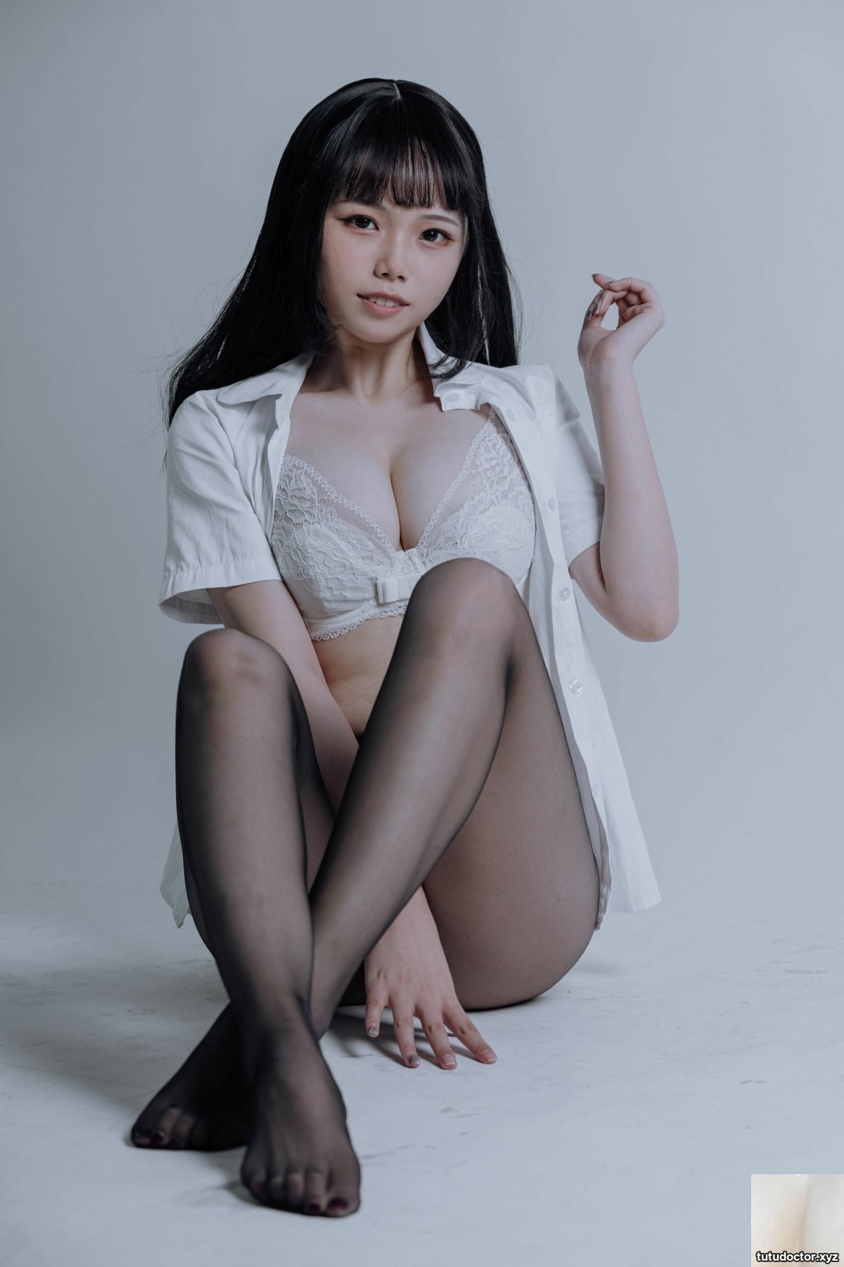 Qiyue Miaozi – Miniskirt and black stockings · photo 12 of 29