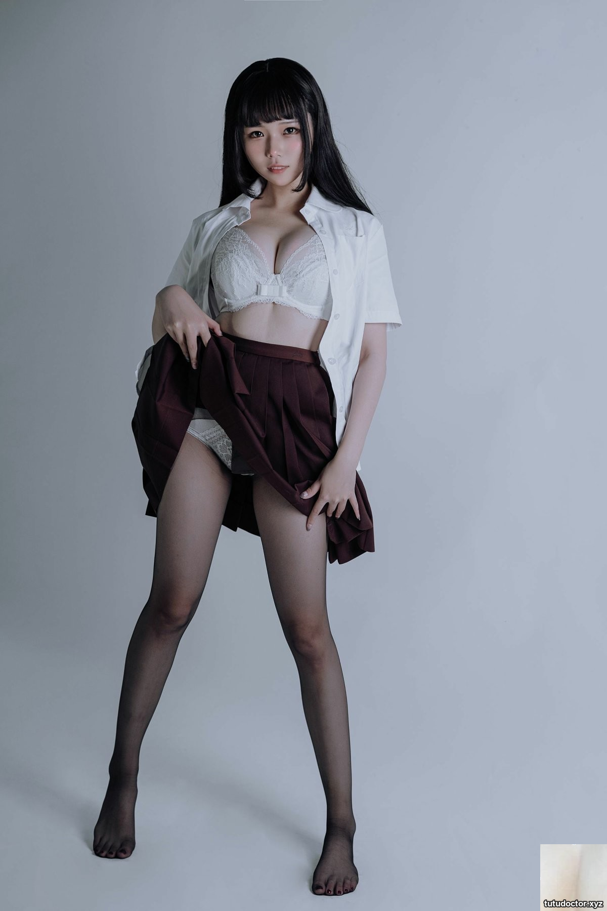 Qiyue Miaozi – Miniskirt and black stockings · photo 13 of 29