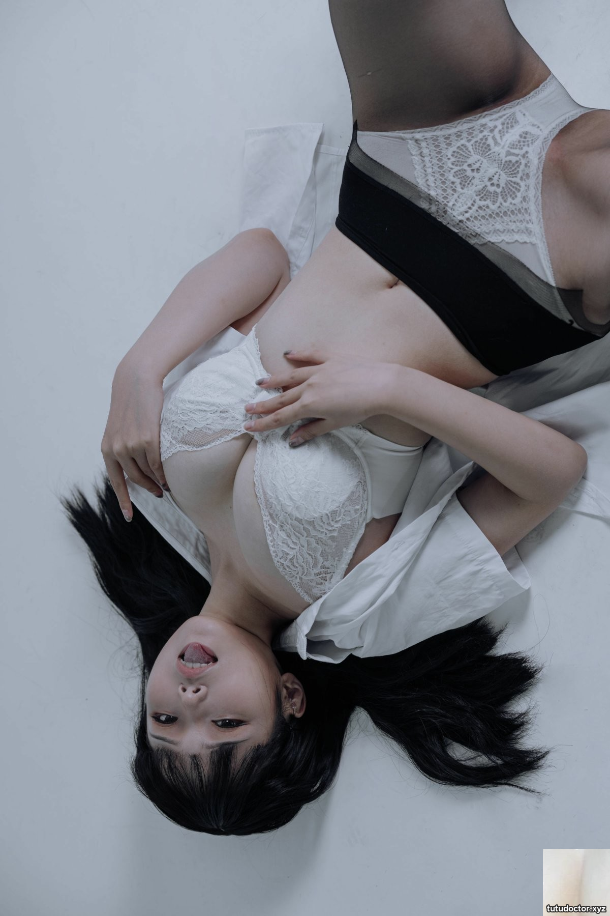 Qiyue Miaozi – Miniskirt and black stockings · photo 14 of 29