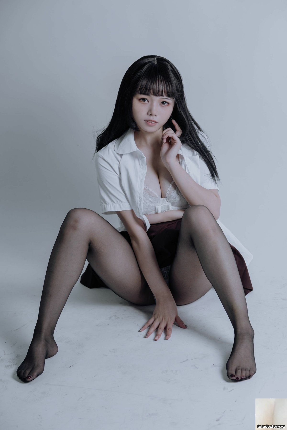 Qiyue Miaozi – Miniskirt and black stockings · photo 24 of 29
