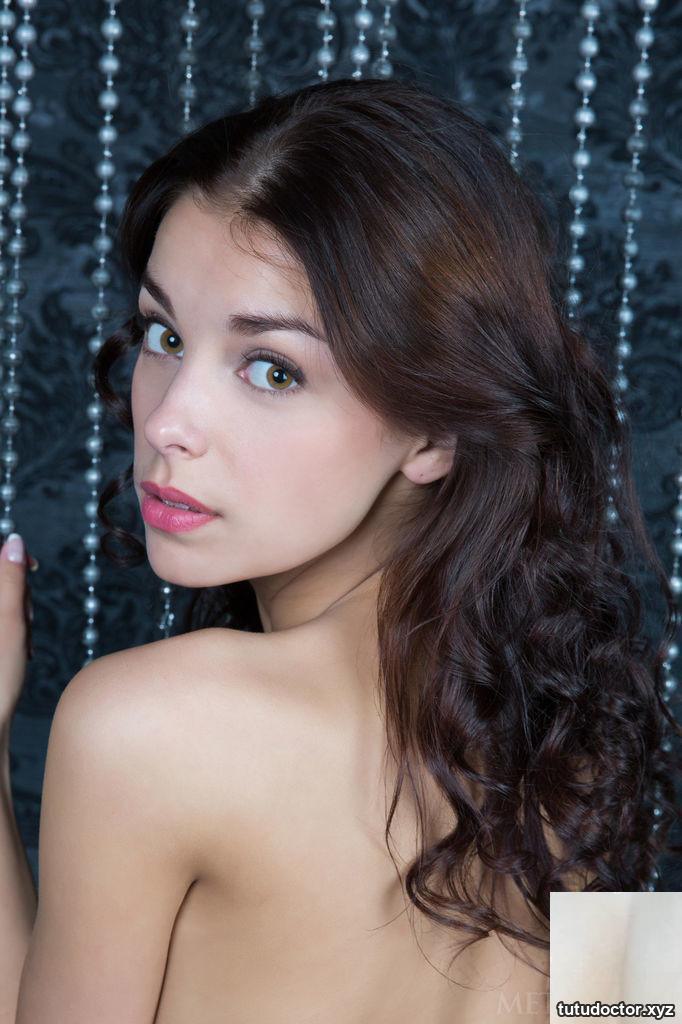 Even the door curtain cant block the beautys good figure, Evita · photo 17 of 121