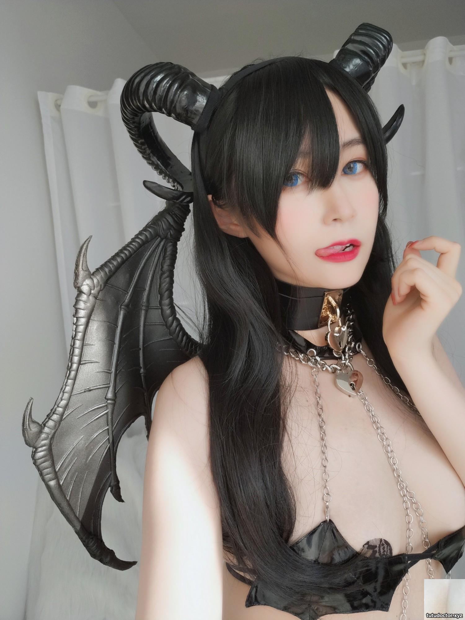 Silver 81 Caressing the Succubus Challenge Angle Close-up · photo 6 of 51