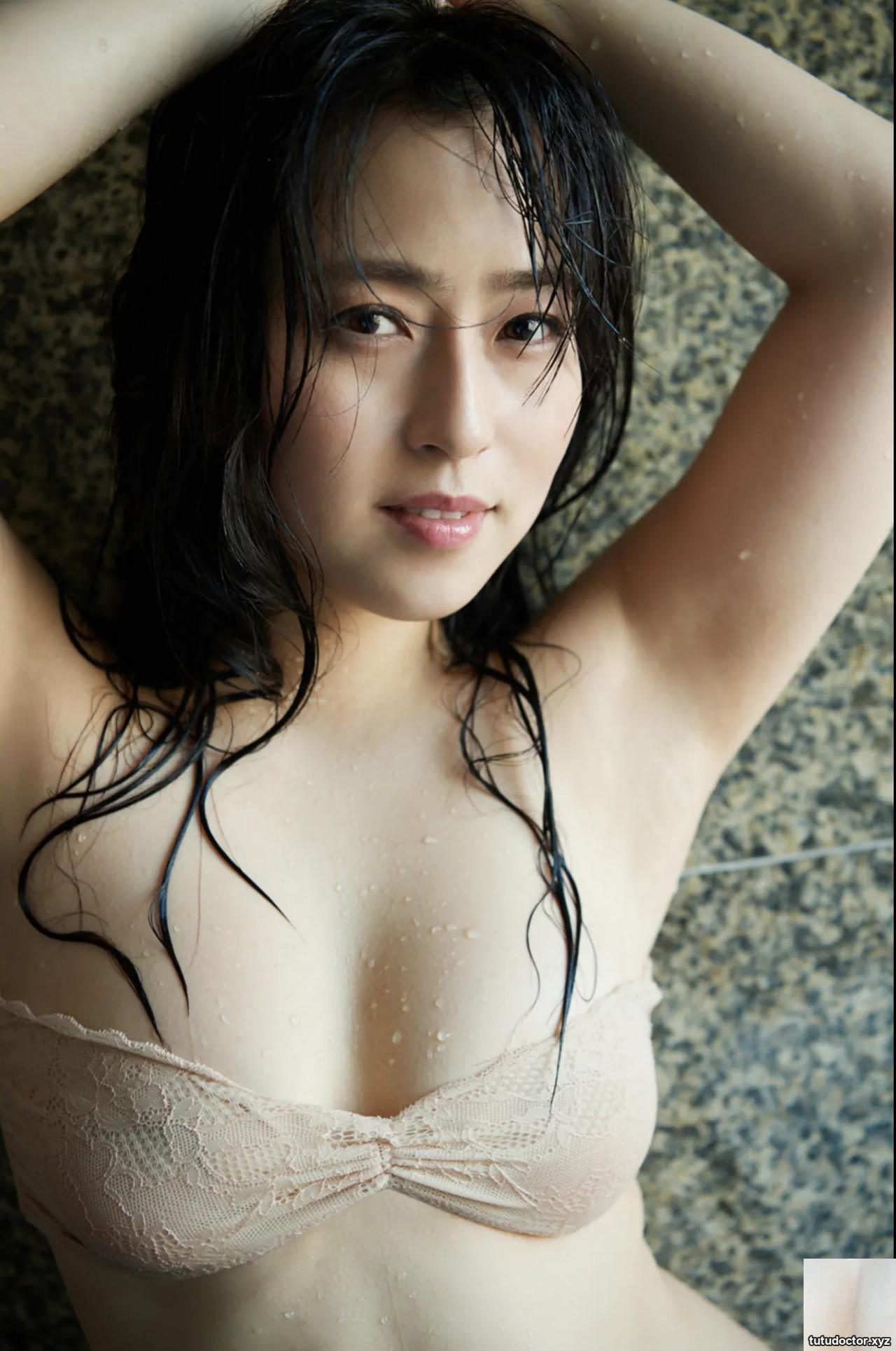 Fresh and beautiful breasts are exposed generously: This is okay · photo 24 of 32