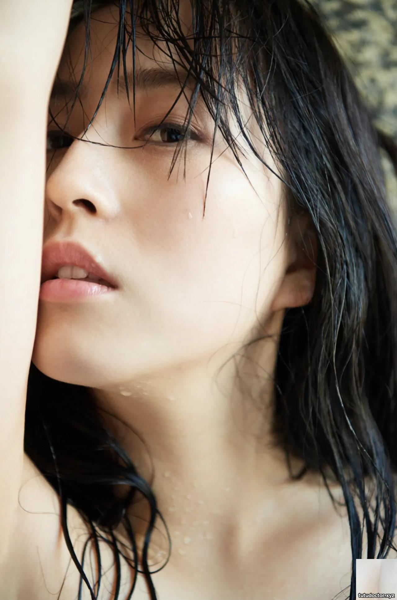 Fresh and beautiful breasts are exposed generously: This is okay · photo 28 of 32