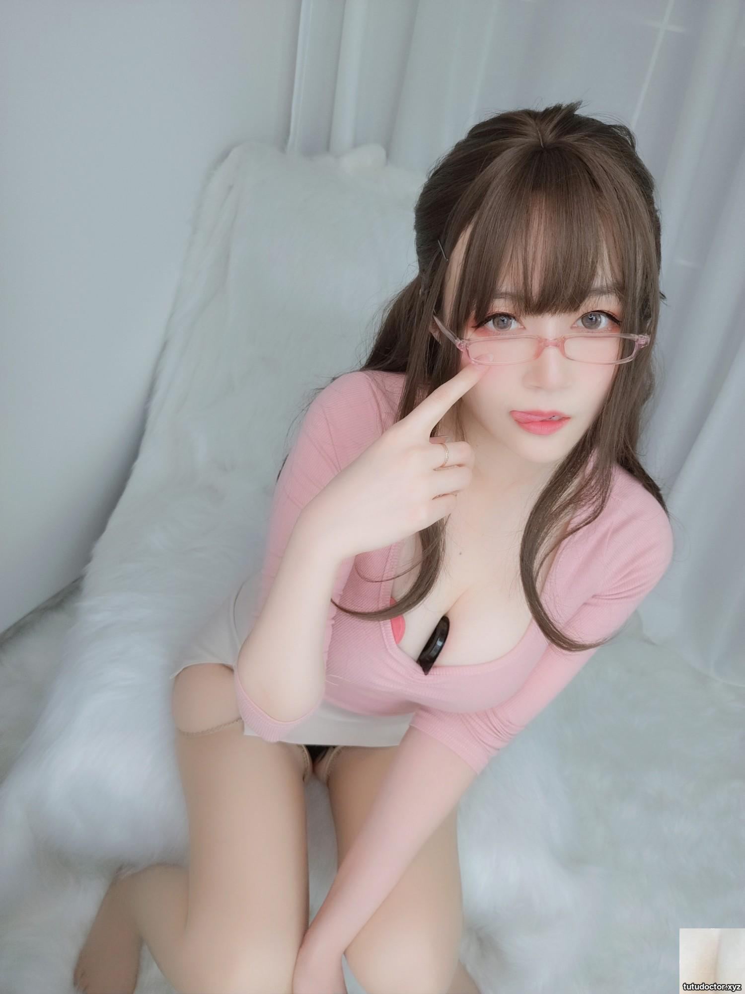 Silver 81 Teacher Glasses 2″s rear cannon pose attracts · photo 55 of 75