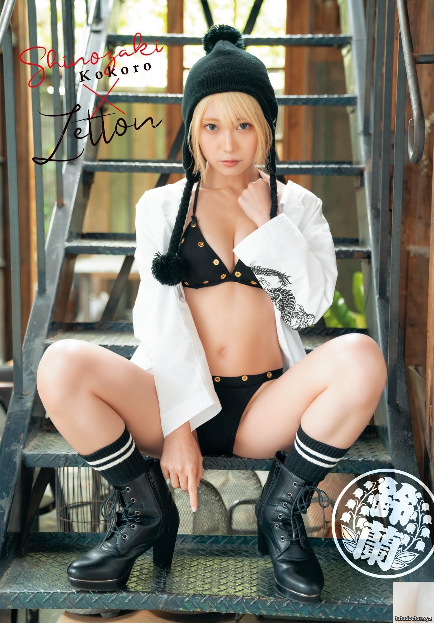 The short-haired cosplayer shows his sincerity generously · photo 11 of 18