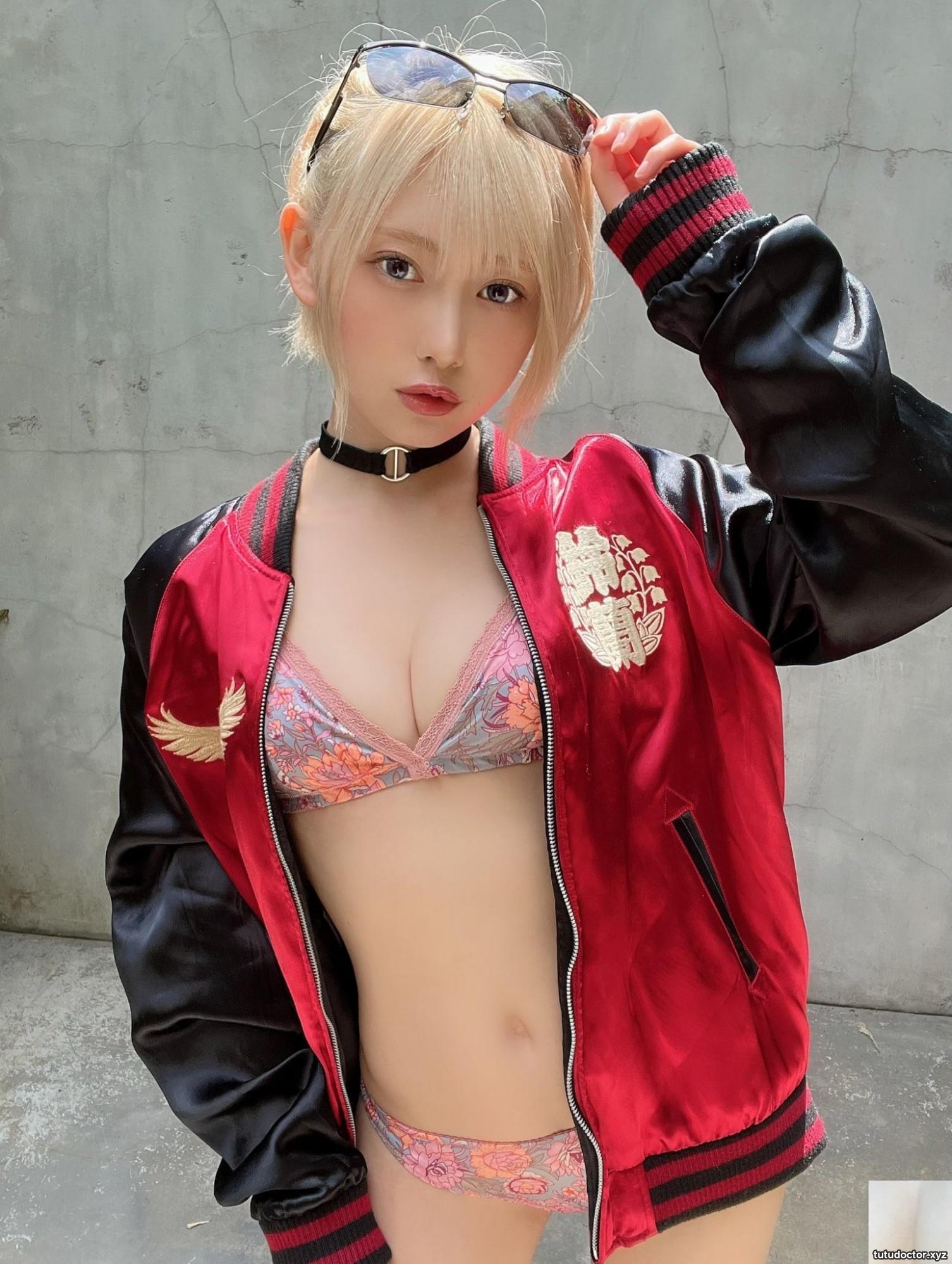 The short-haired cosplayer shows his sincerity generously · photo 16 of 18
