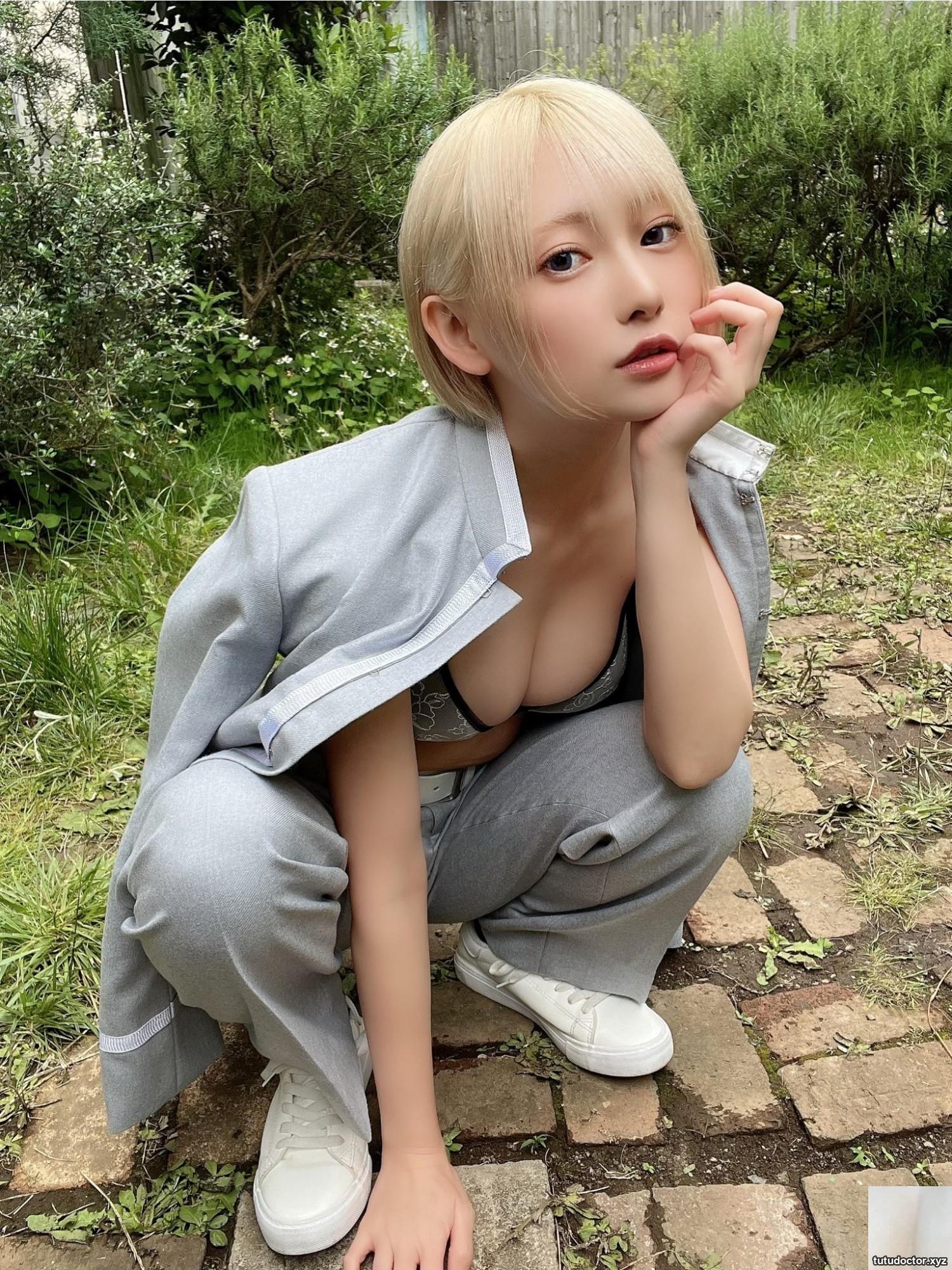 The short-haired cosplayer shows his sincerity generously · photo 18 of 18