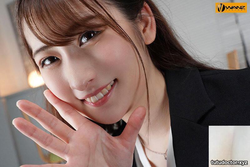 Jun Suehiro Hisashi shares a fiery kiss with his female boss · photo 2 of 11