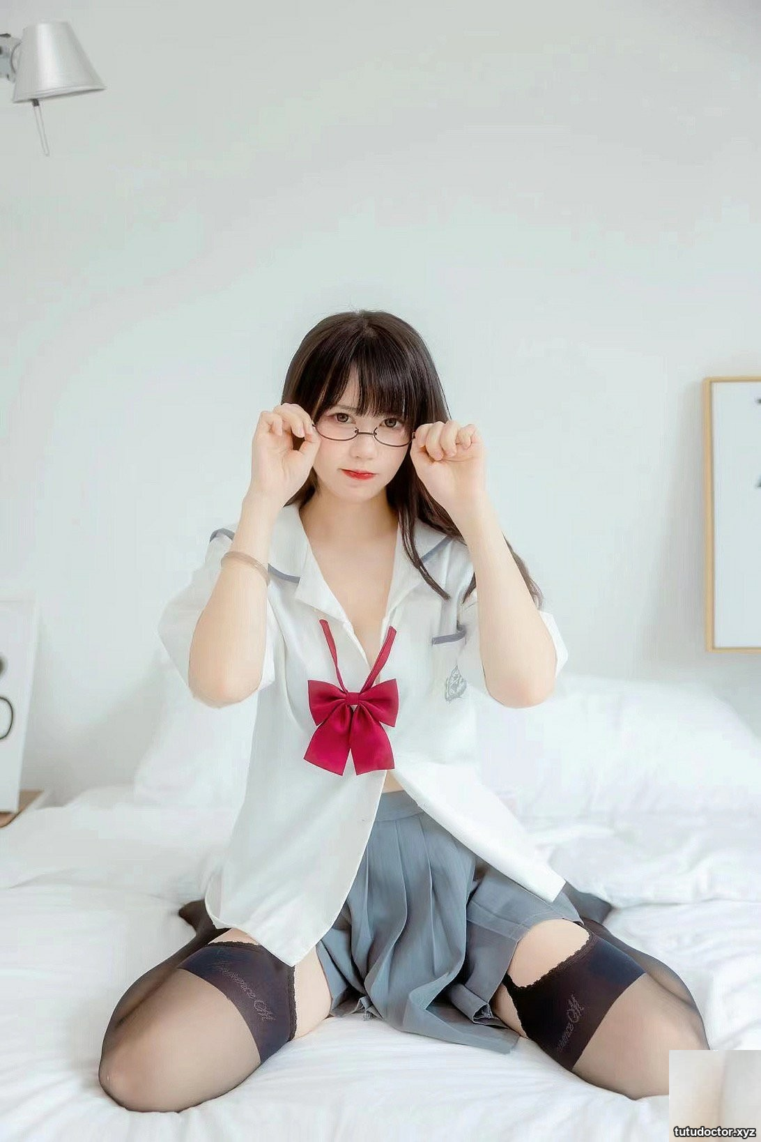 Tina is so evil – a naughty and well-behaved girl sister · photo 24 of 36