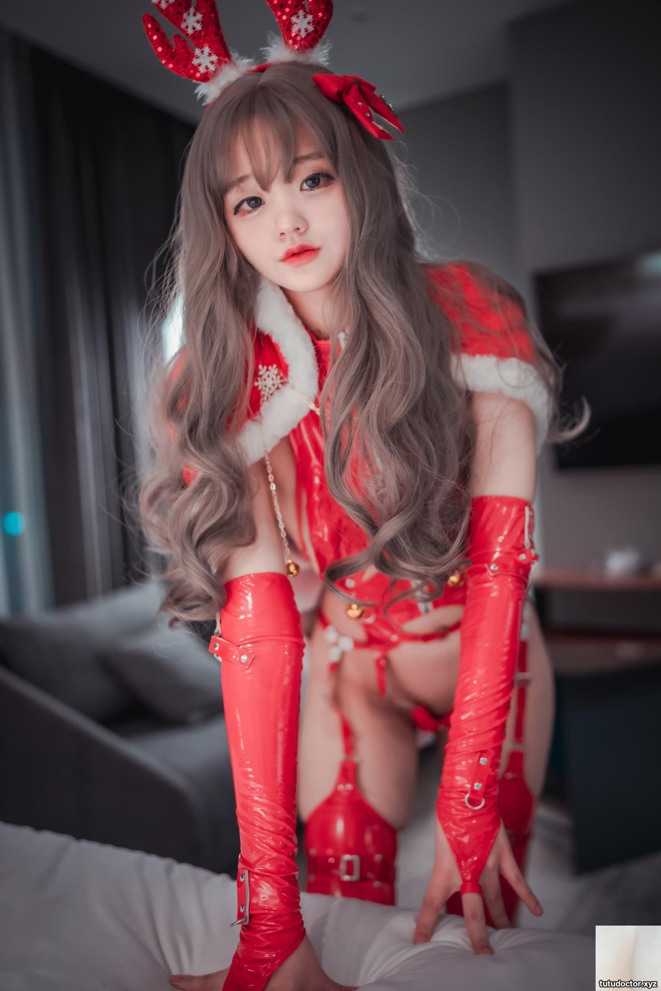 Jenny (정제니) Christmas Girls 4 looks at you with perfect eyes · photo 11 of 60
