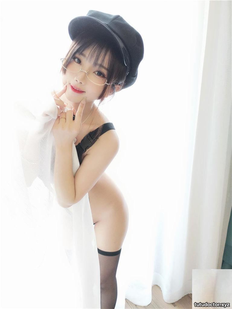 The cute girl wearing a hat is too small · photo 3 of 22