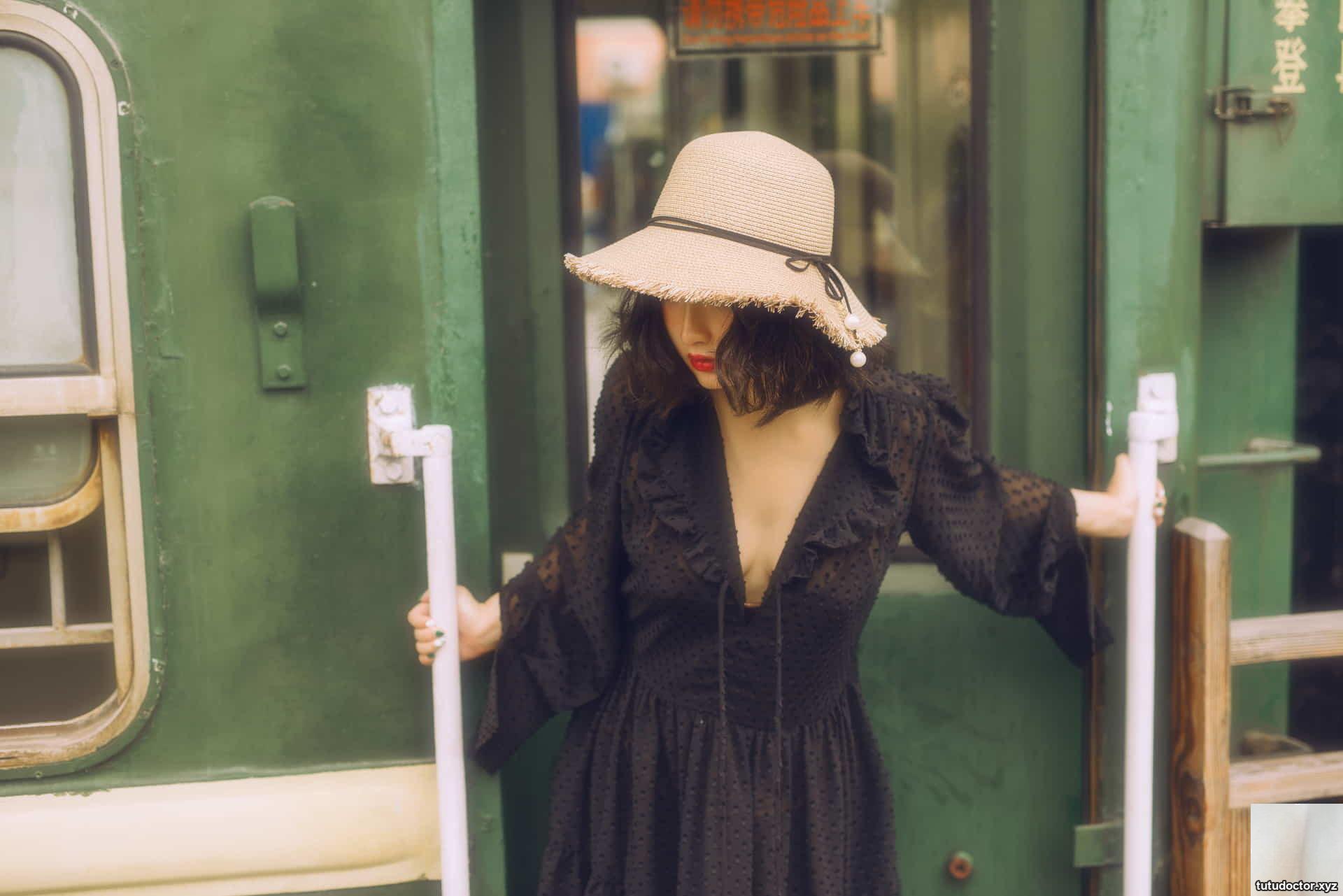 Super Beautiful Model-Train Photo · photo 8 of 28