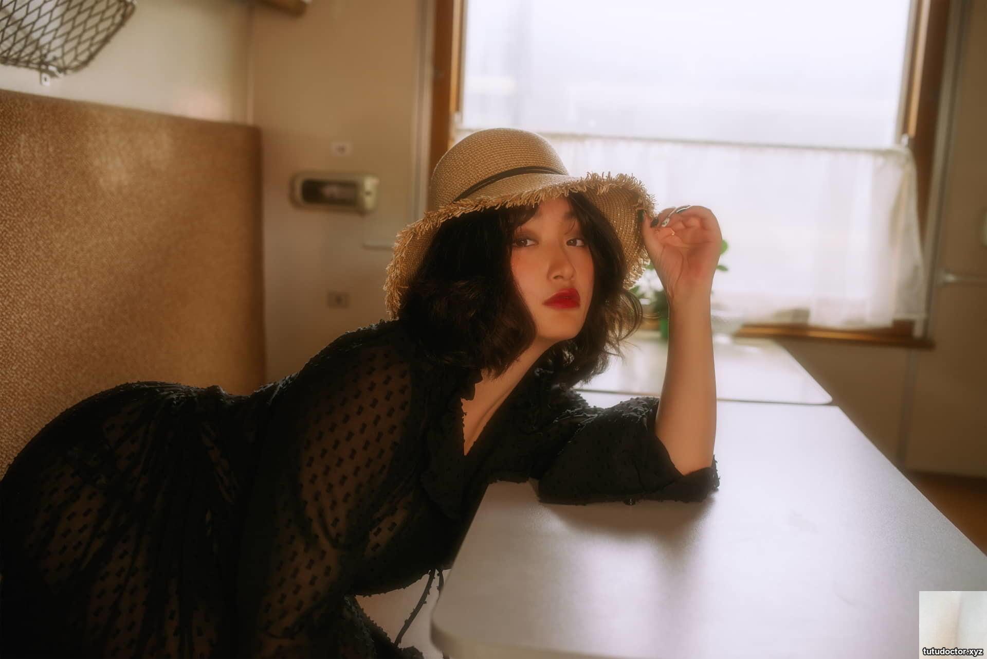 Super Beautiful Model-Train Photo · photo 19 of 28
