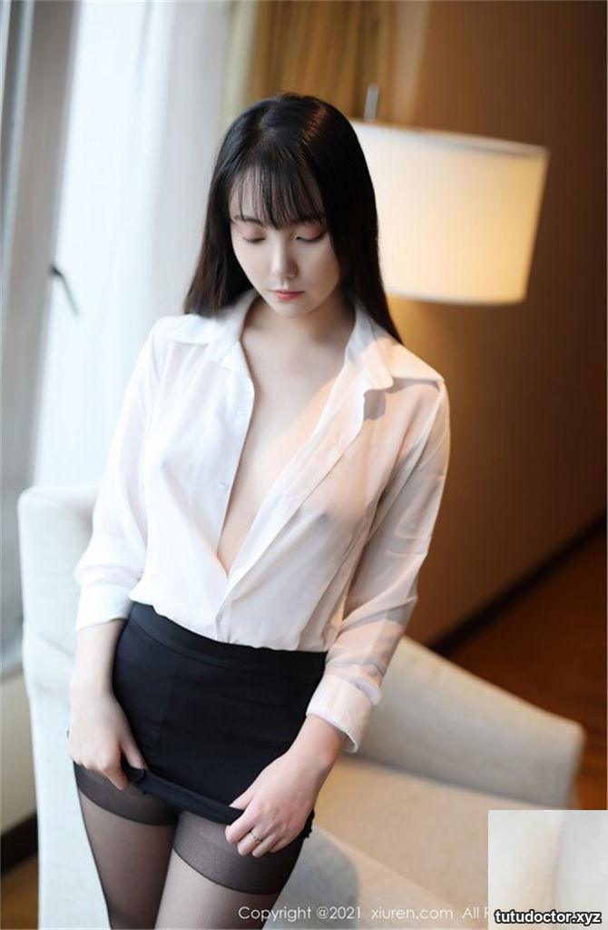 This secretary doesnt like to wear underwear, so how can I · photo 26 of 39