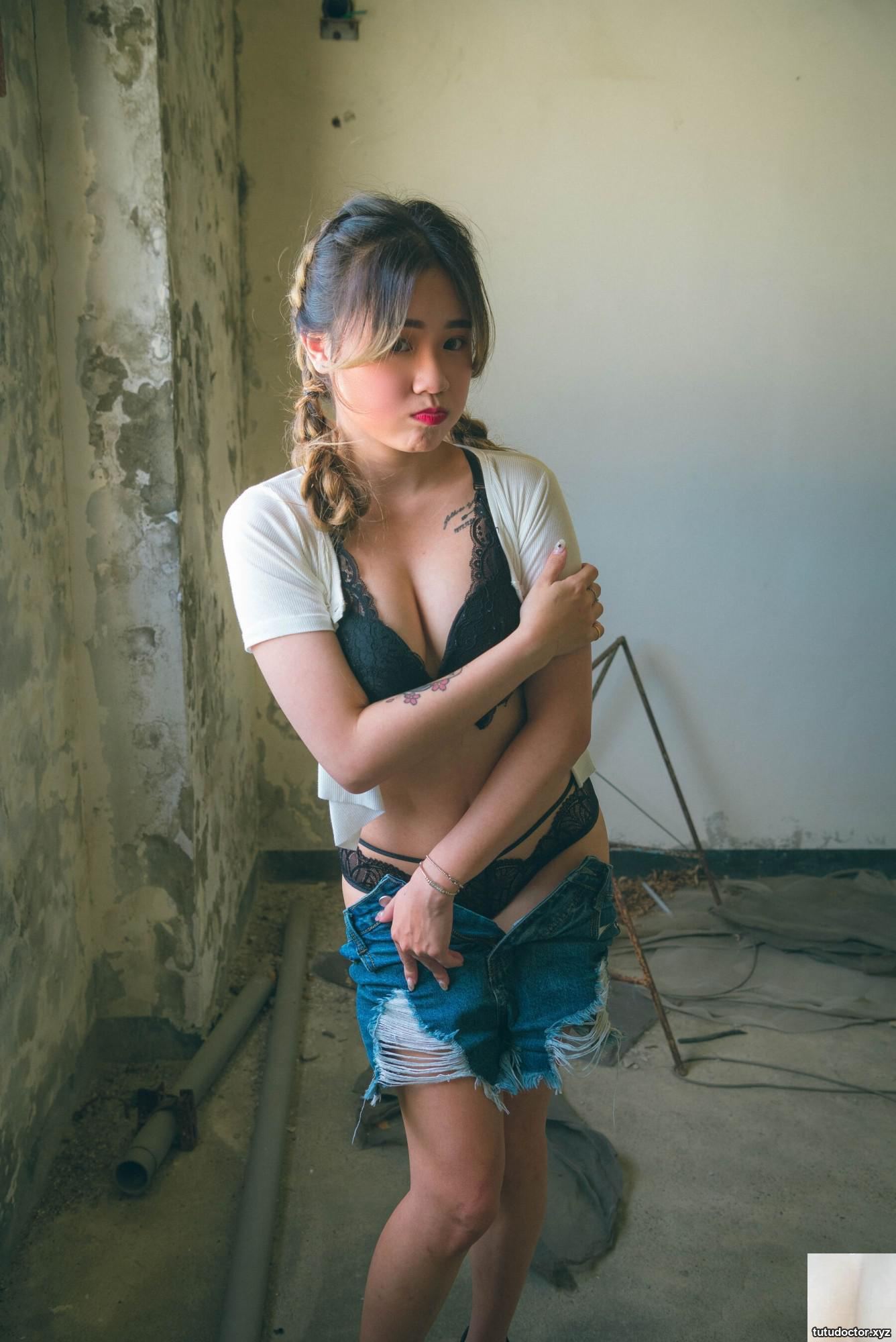Han Tangs Photo Album · photo 4 of 80