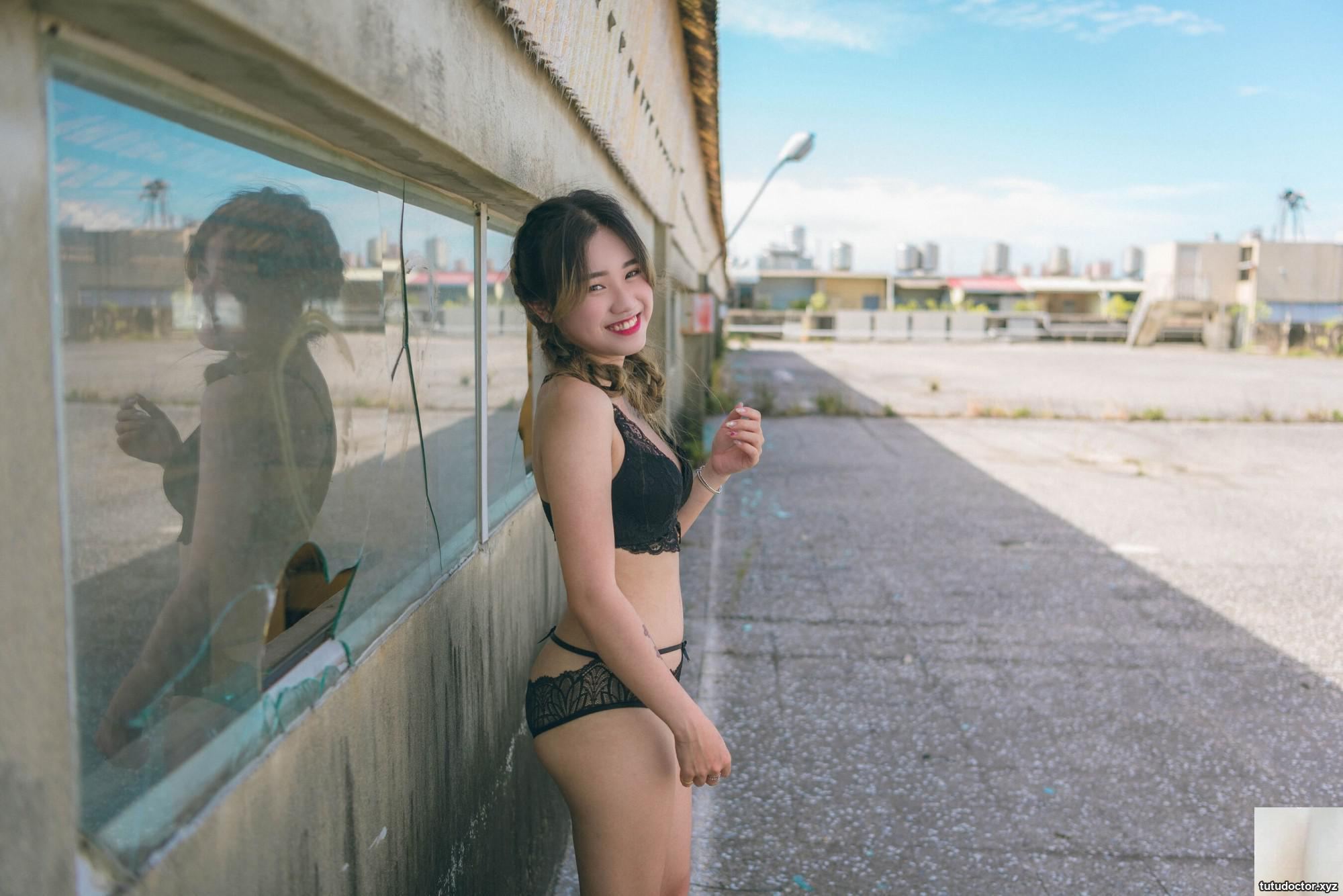 Han Tangs Photo Album · photo 13 of 80