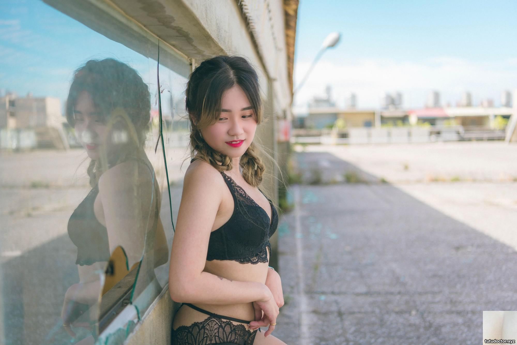 Han Tangs Photo Album · photo 15 of 80